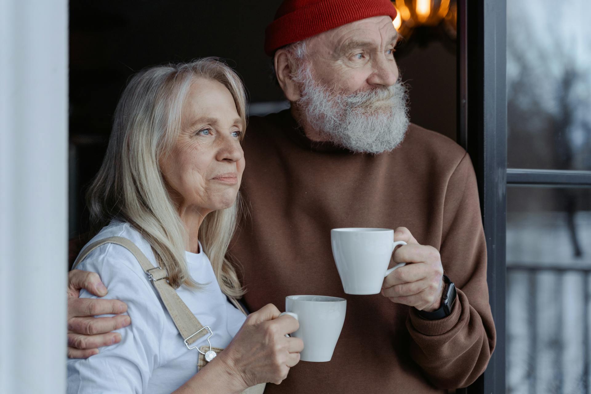 Un couple de personnes âgées buvant du café | Source : Pexels