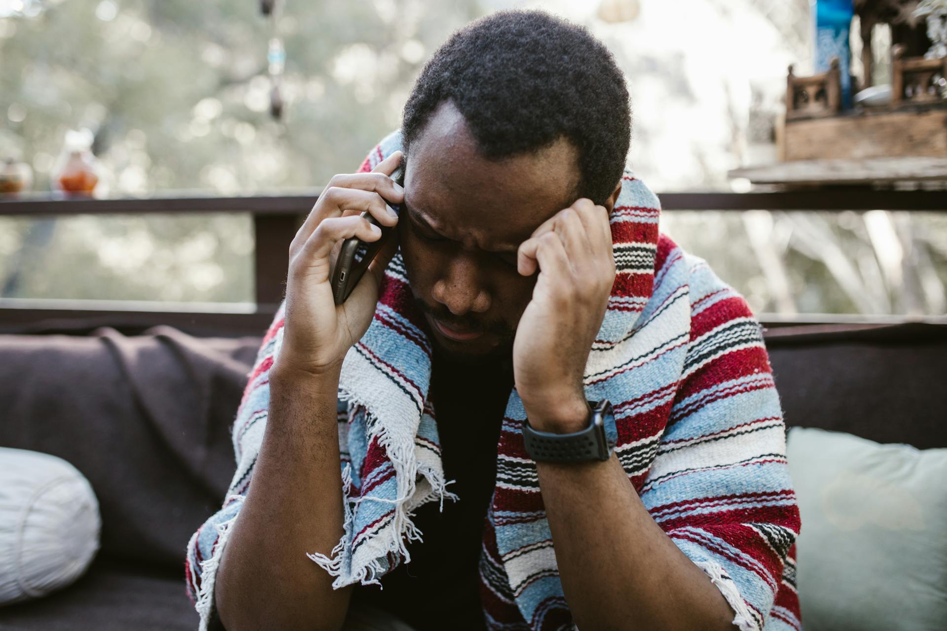 Un homme anxieux qui parle au téléphone | Source : Pexels