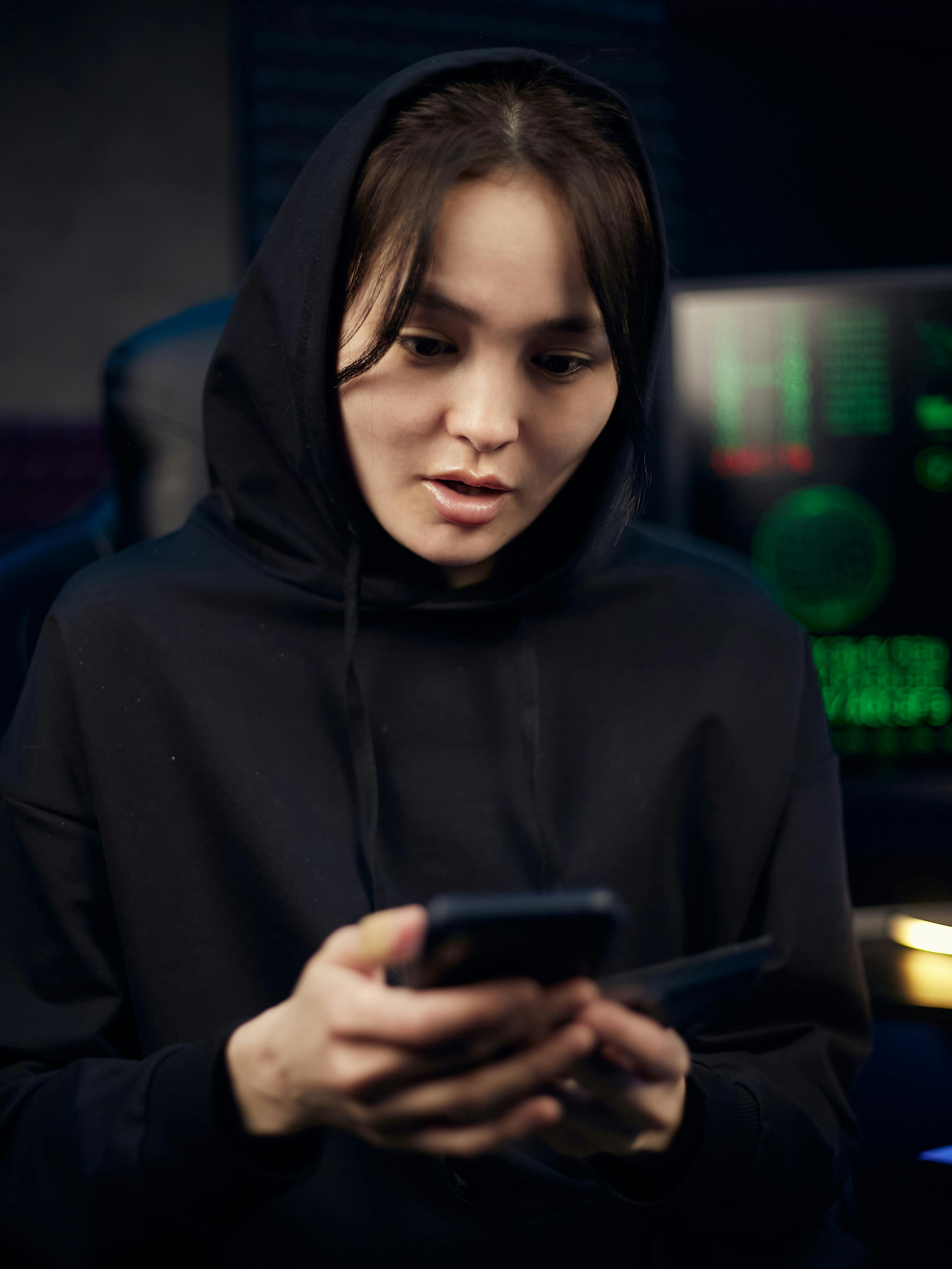 Une femme met fin à un appel | Source : Pexels