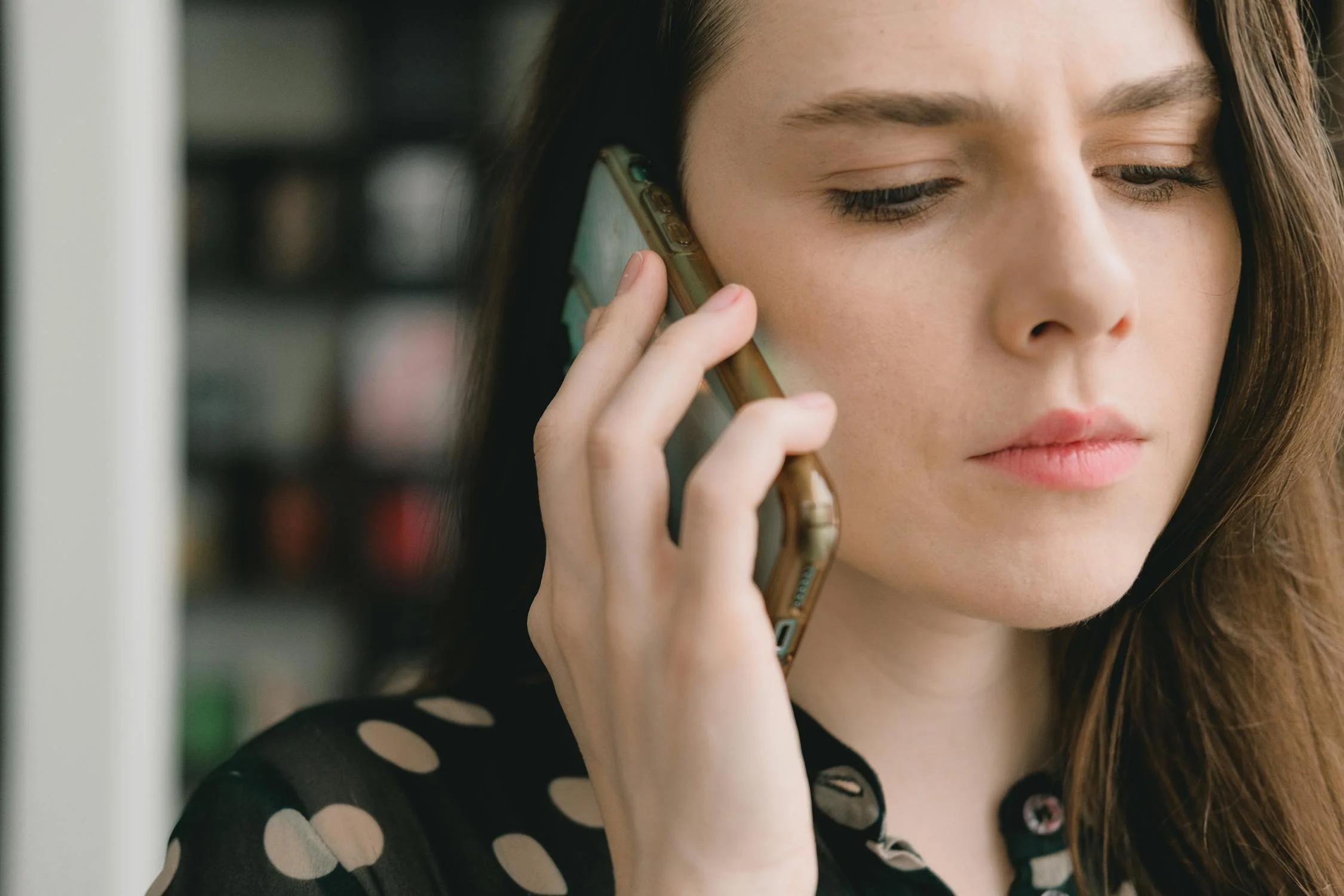 Une femme inquiète qui parle au téléphone | Source : Pexels