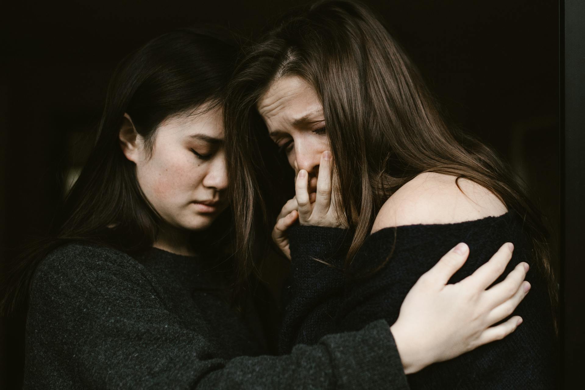Deux femmes s'étreignent | Source : Pexels