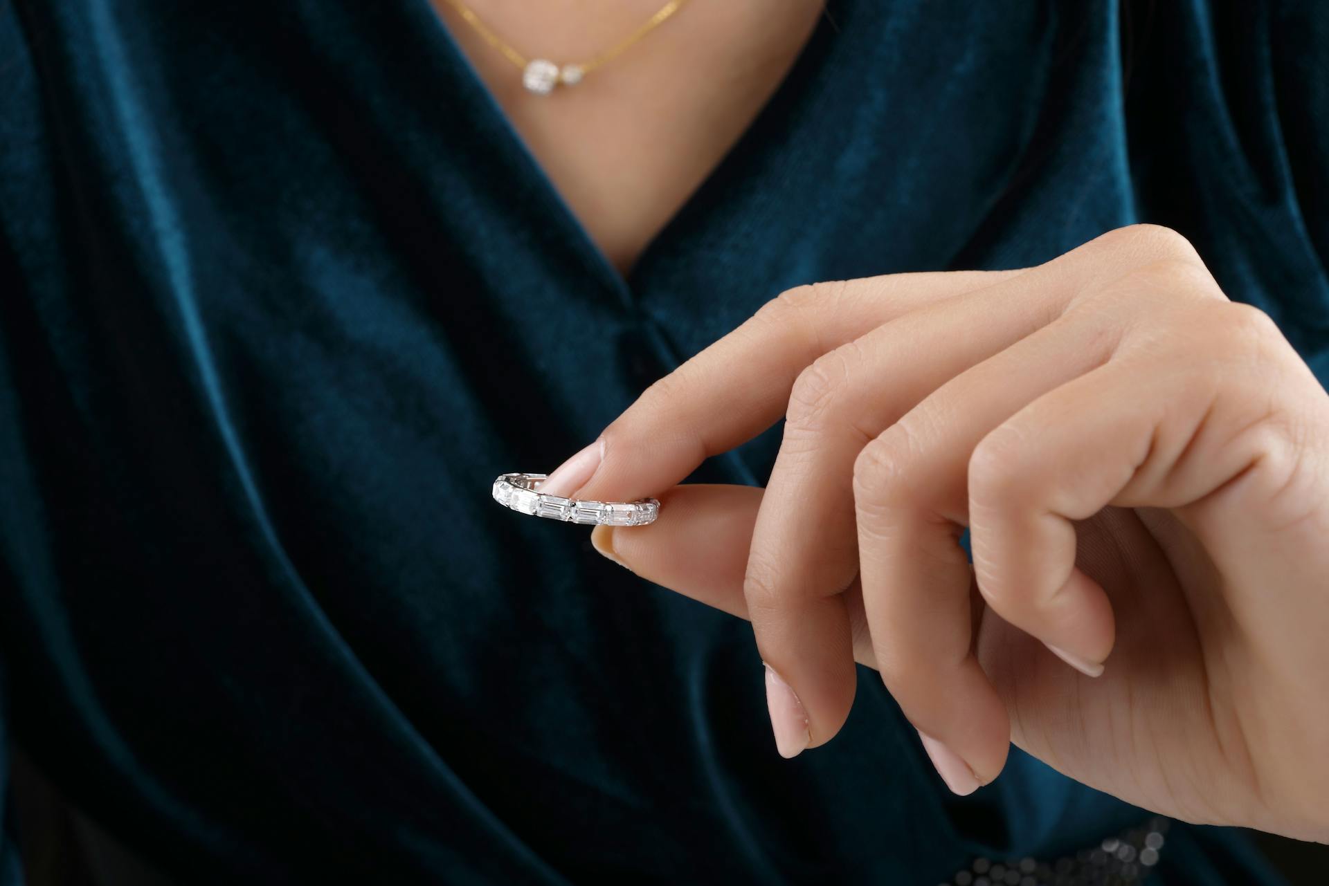 Une femme tenant une bague | Source : Pexels
