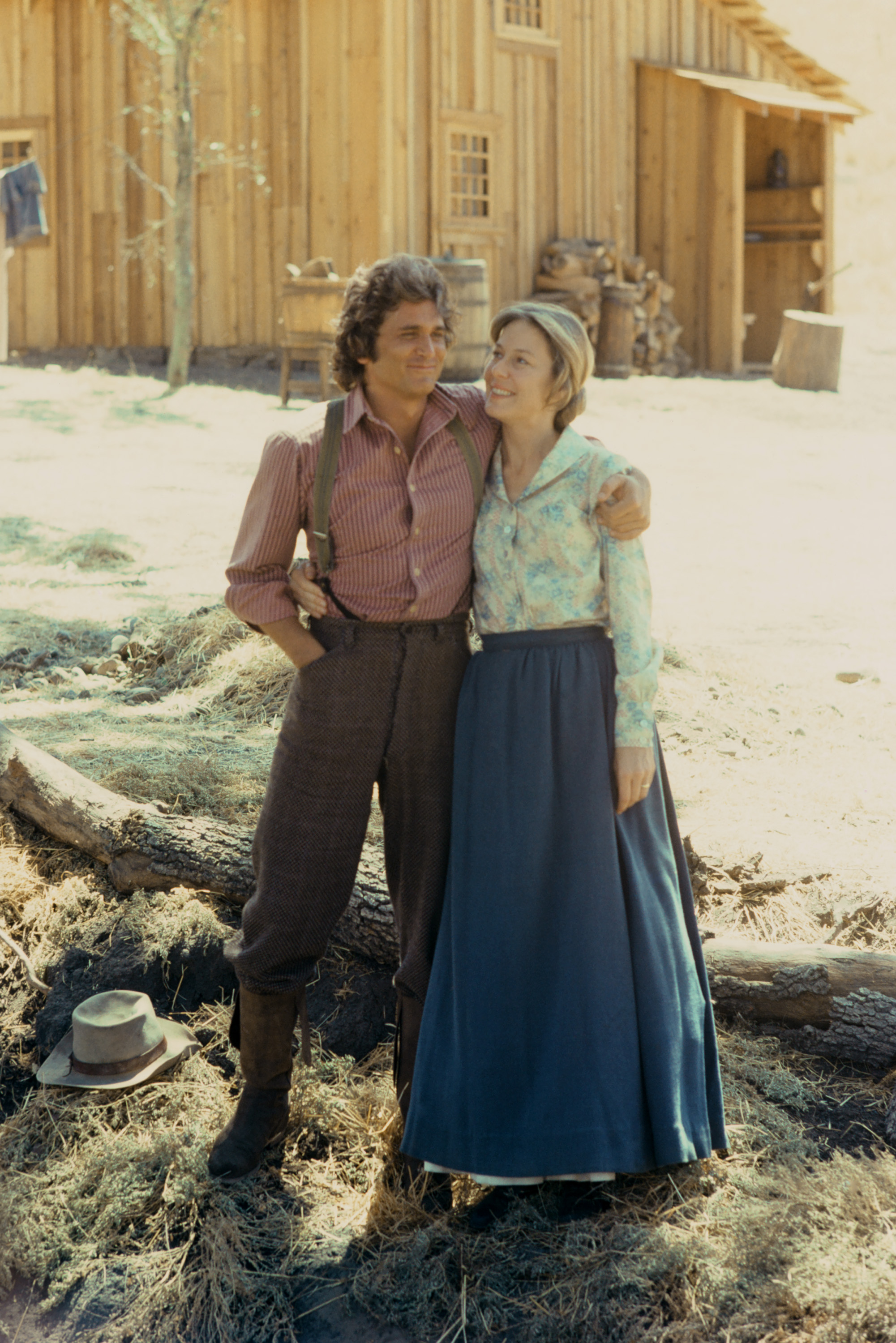 Michael Landon et la célèbre actrice sur le plateau de tournage de « Little House on the Prairie », 1974. | Source: Getty Images