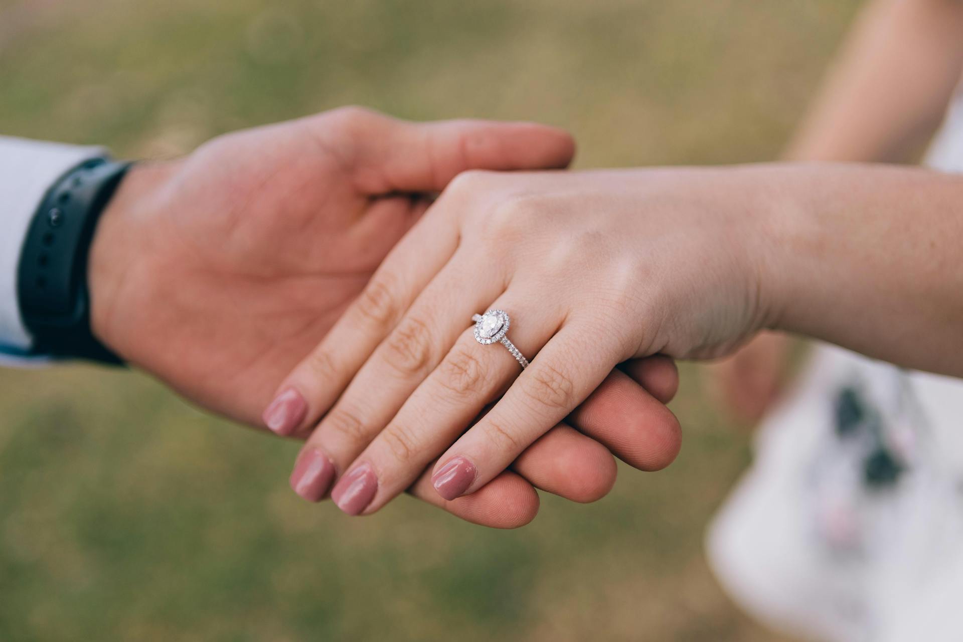 Une femme portant une bague de fiançailles | Source : Pexels