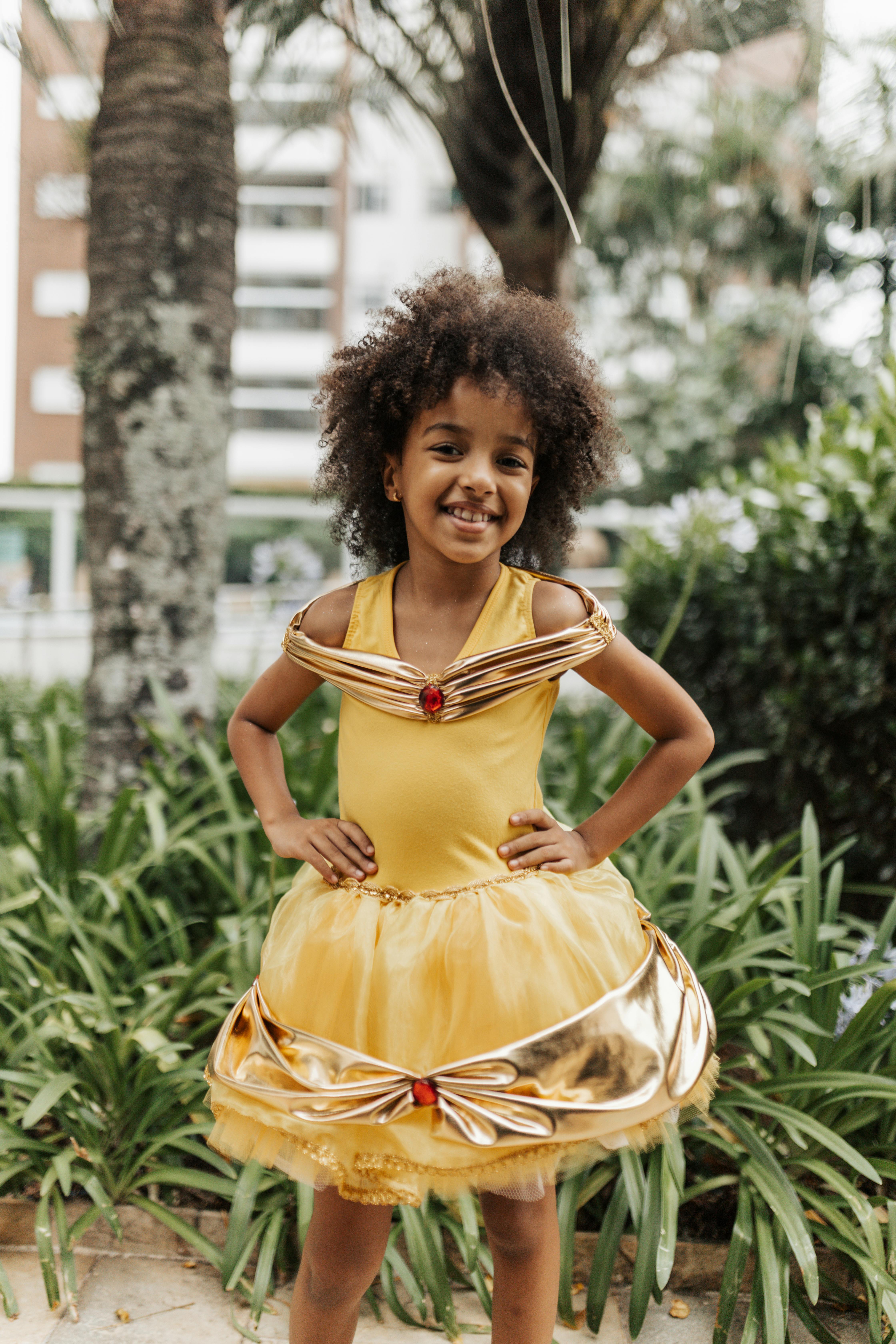Une petite fille qui montre sa robe | Source : Pexels