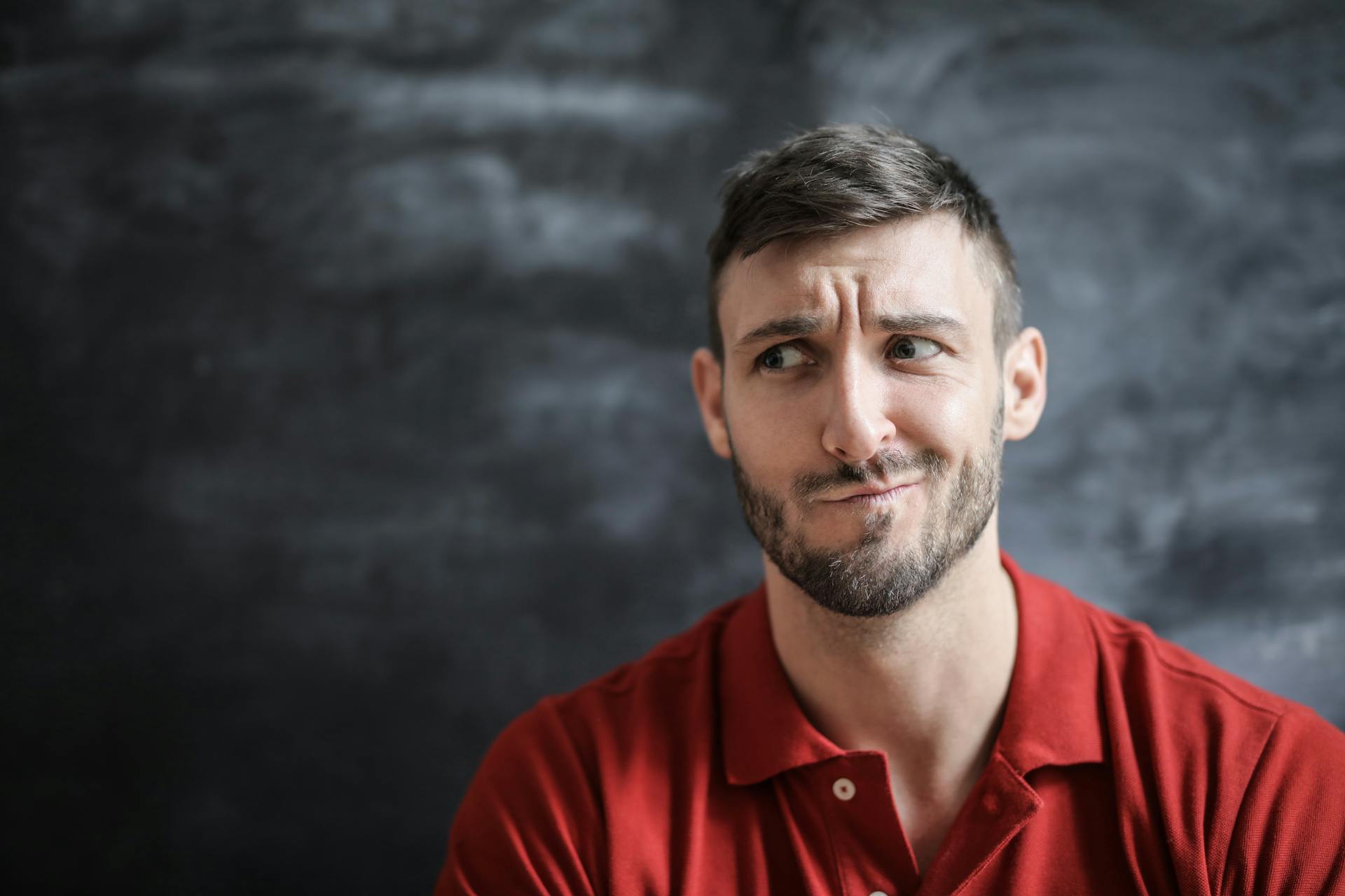 Un homme avec une expression faciale confuse | Source : Pexels