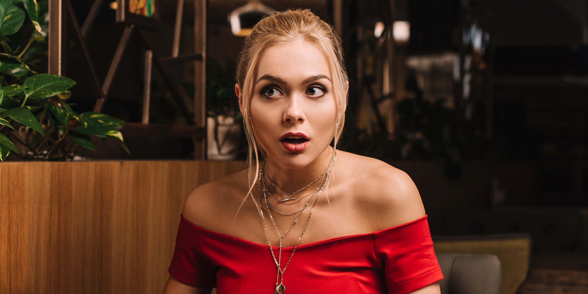 Une femme dans un restaurant | Source : Shutterstock