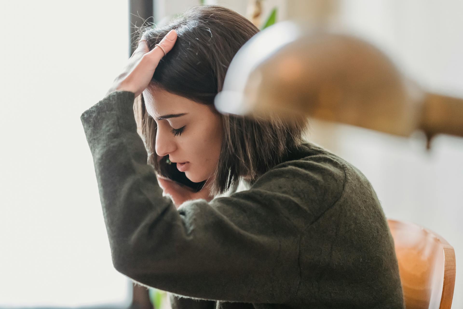 Une femme tendue qui passe un appel téléphonique | Source : Pexels