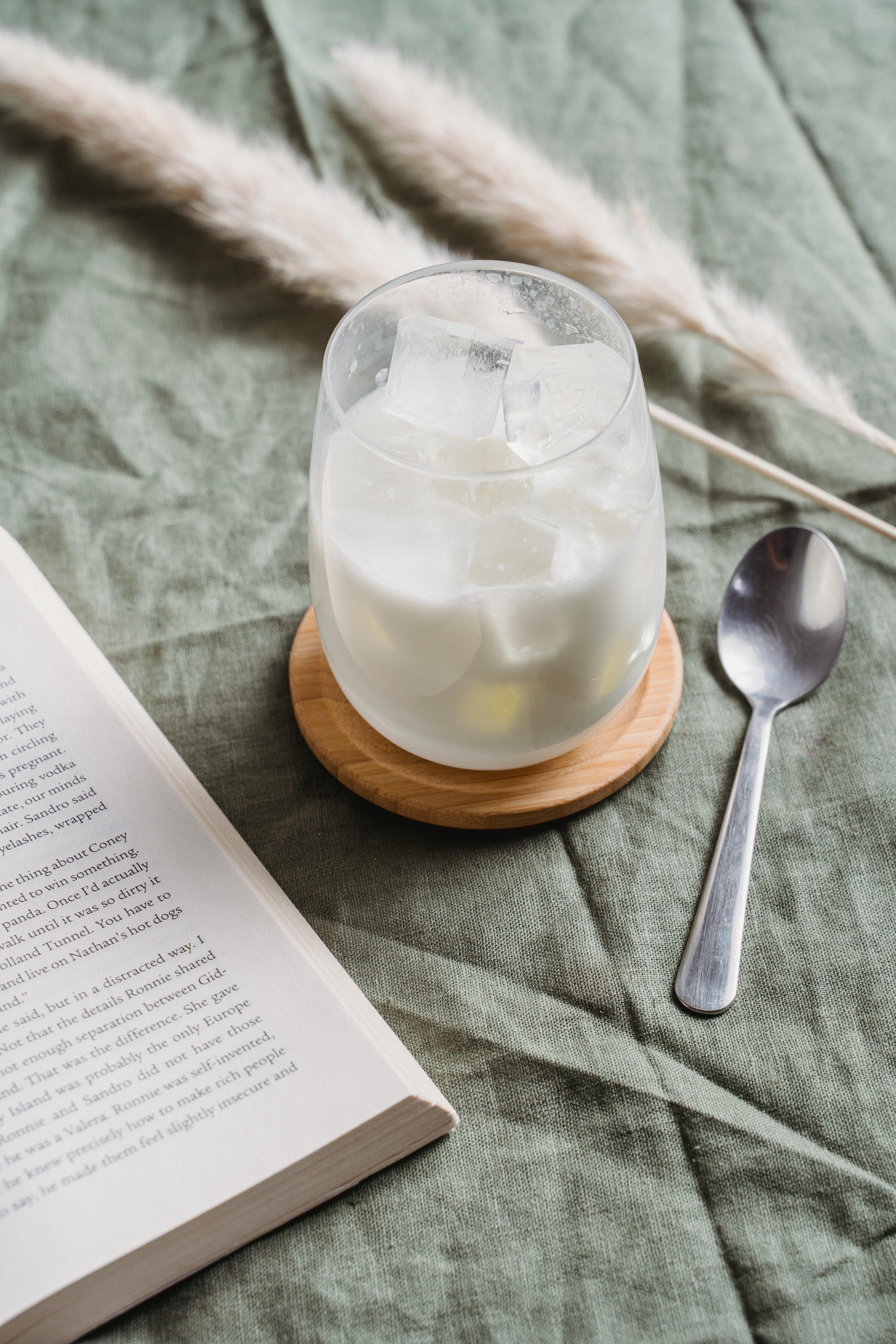 Un verre de lait sur une table | Source : Pexels