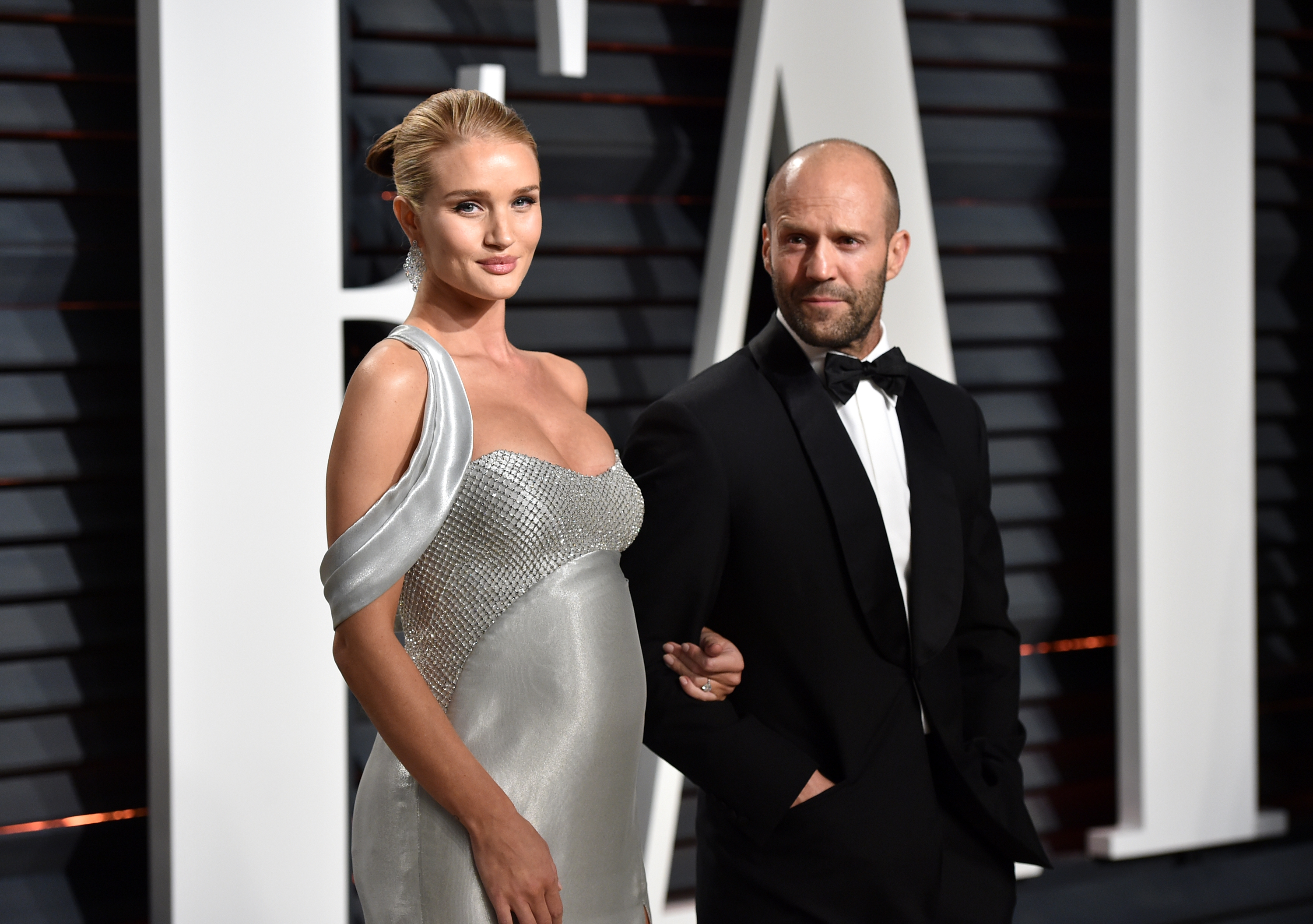 Rosie Huntington-Whiteley et Jason Statham incarnent l'élégance sans effort lors de la soirée des Oscars de Vanity Fair en 2017. | Source : Getty Images