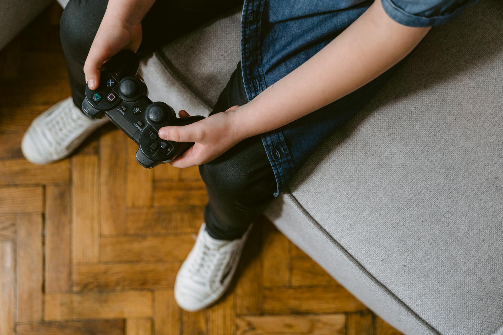 Une personne tenant une manette de jeux | Source : Pexels