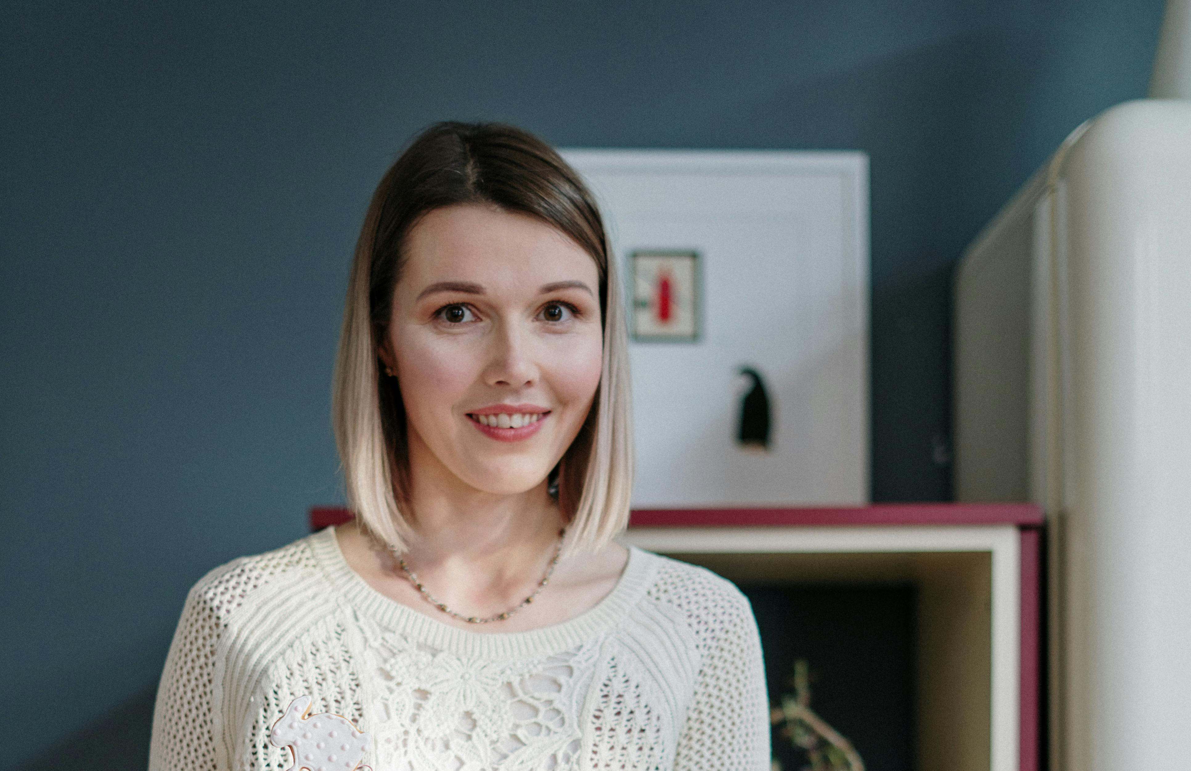 Une femme souriant quelque peu nerveusement. | Source : Pexels