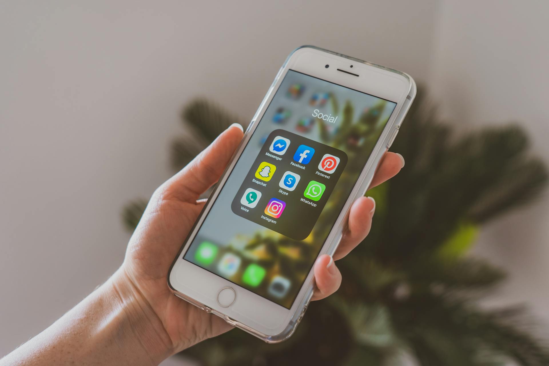 Applications de réseaux sociaux affichées sur l'écran du téléphone d'une femme | Source : Pexels