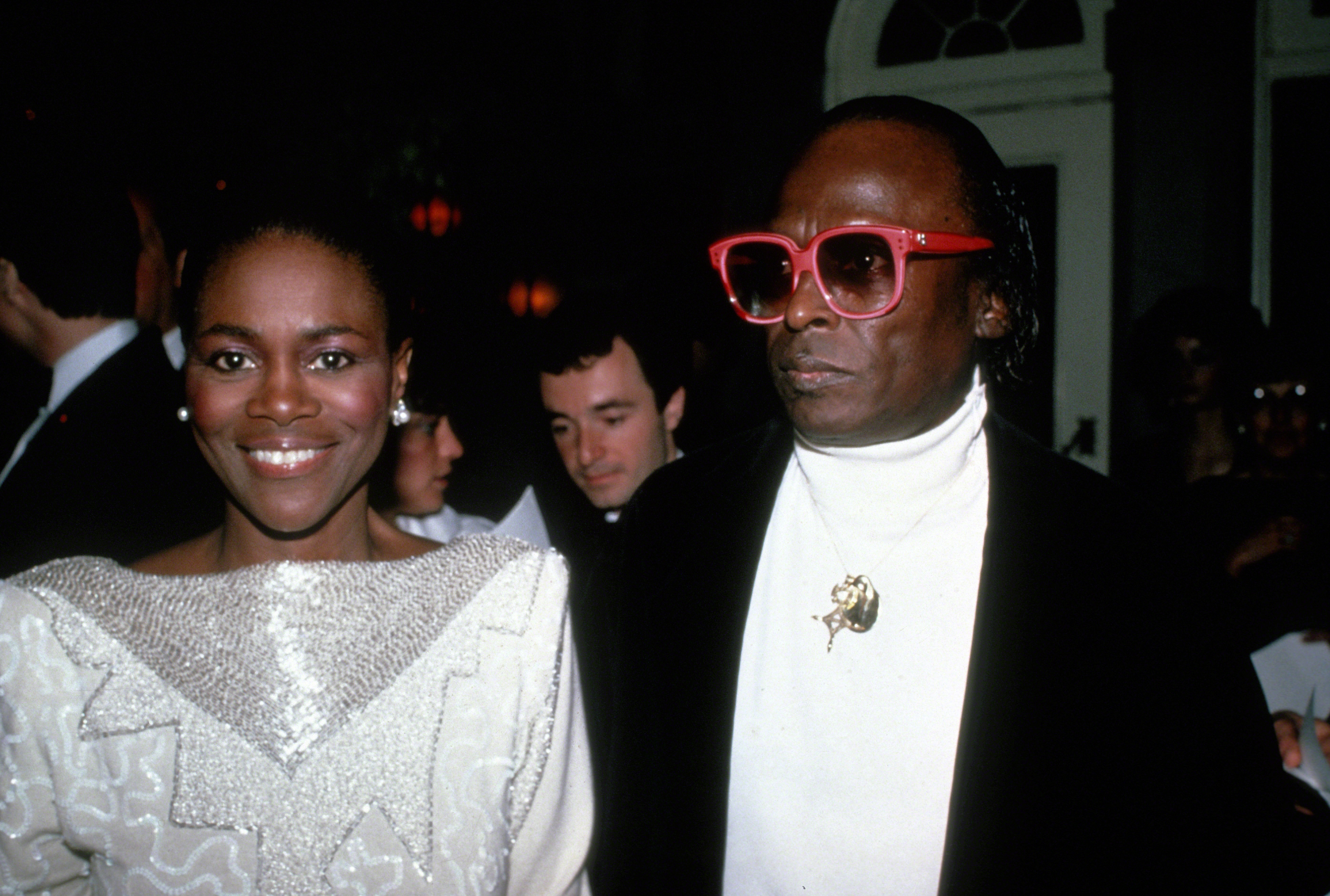 On voit ici Cicely Tyson lors d'un événement à New York aux côtés de Miles Davis, souriant à l'appareil photo dans un moment de spontanéité | Source : Getty Images