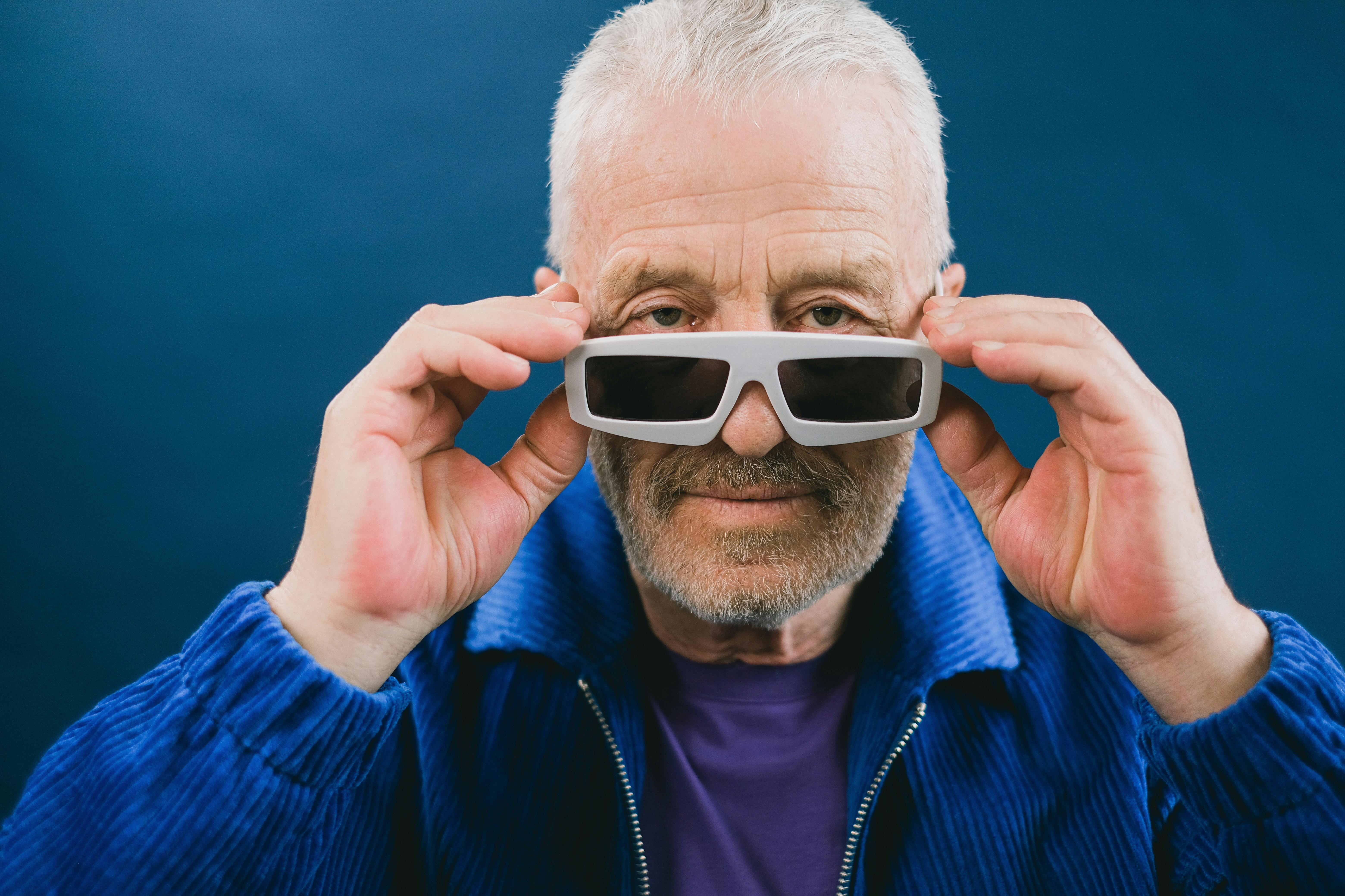 Un homme âgé portant des lunettes de soleil | Source : Pexels