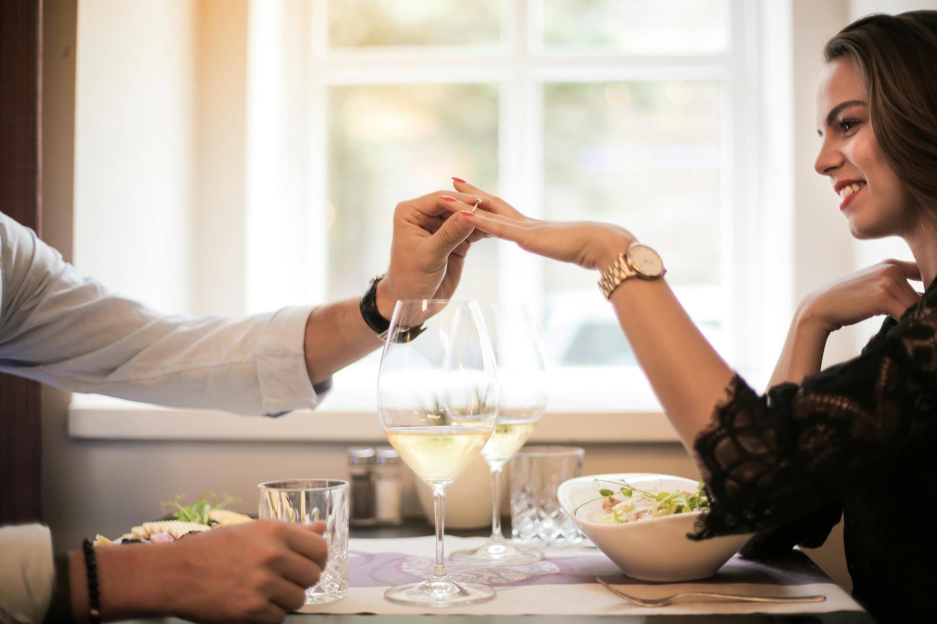 Un homme plaçant une bague au doigt d'une femme | Source : Pexels