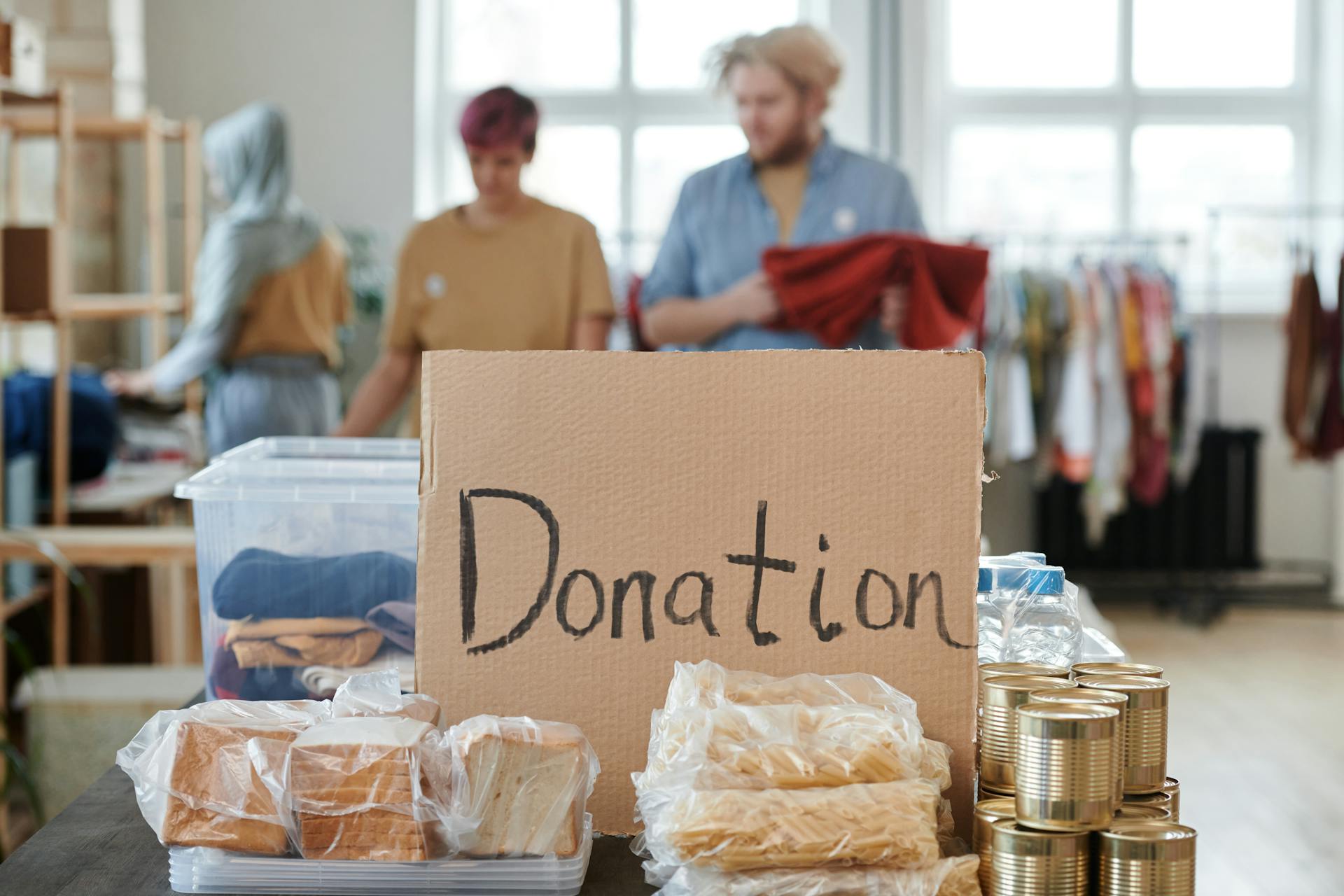 Une pancarte en carton avec une inscription sur un site caritatif | Source : Pexels