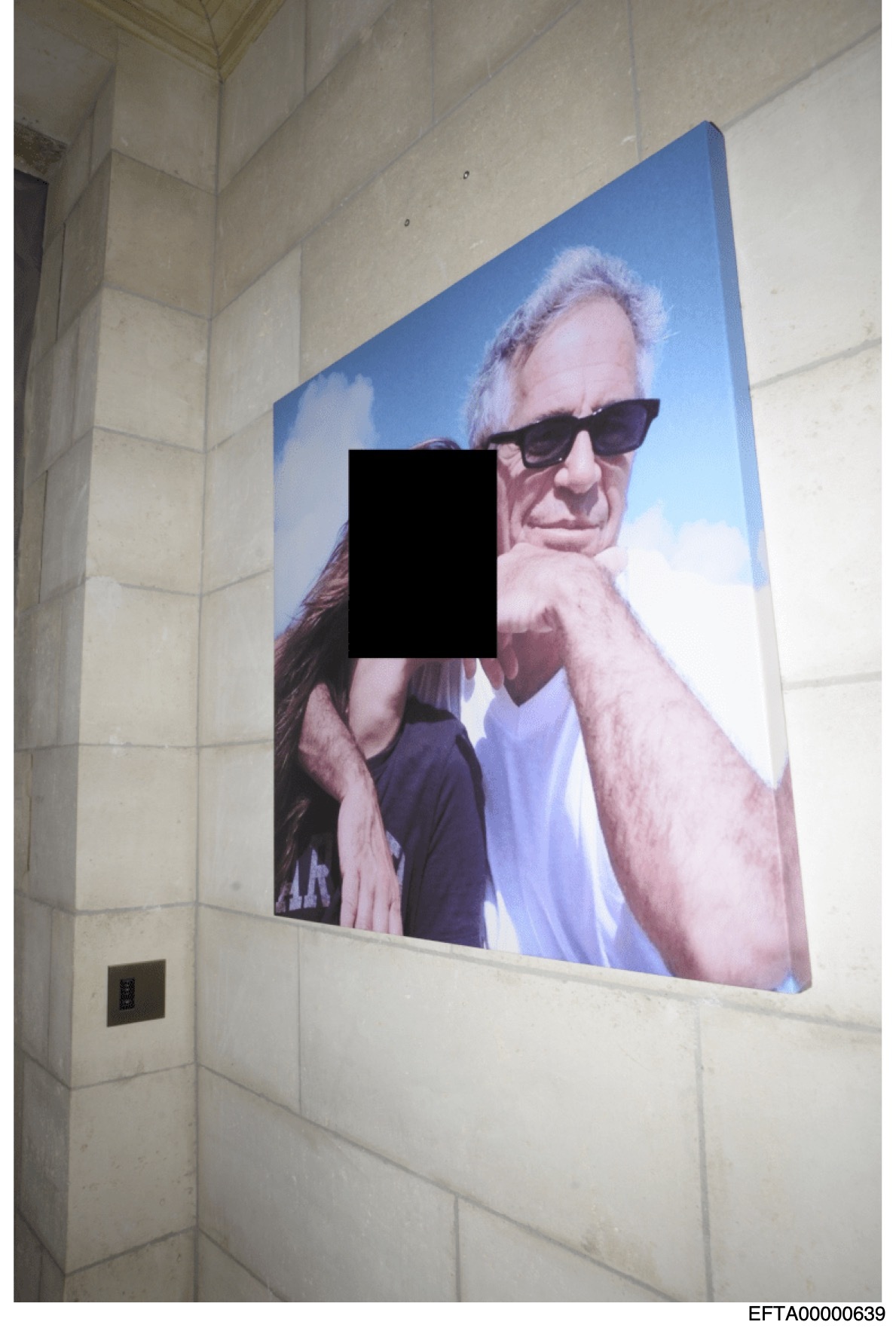 Jeffrey Epstein apparaît sur les images publiées par le département d'État américain en décembre 2025 | Source : Getty Images