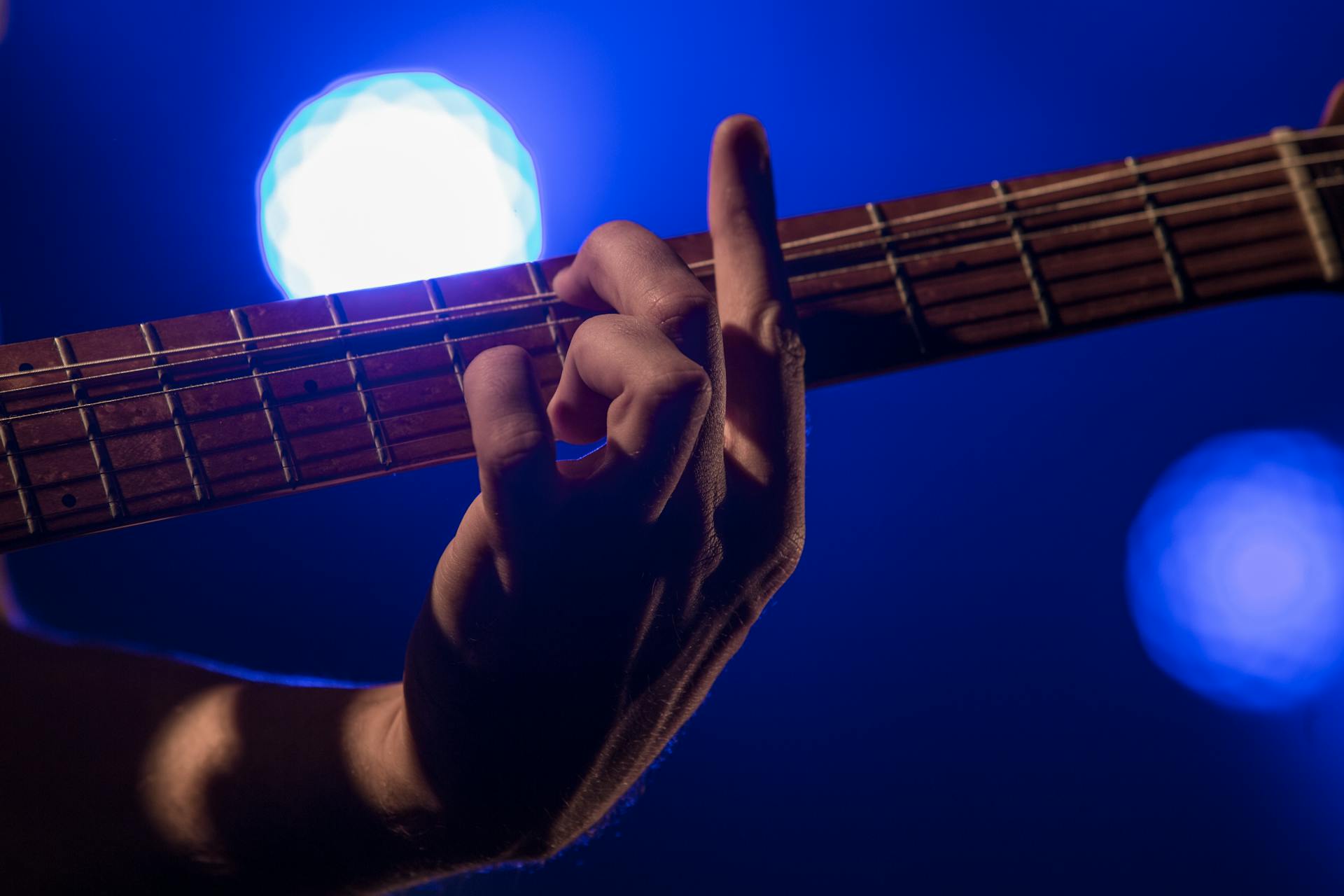 Une personne jouant de la guitare | Source : Pexels