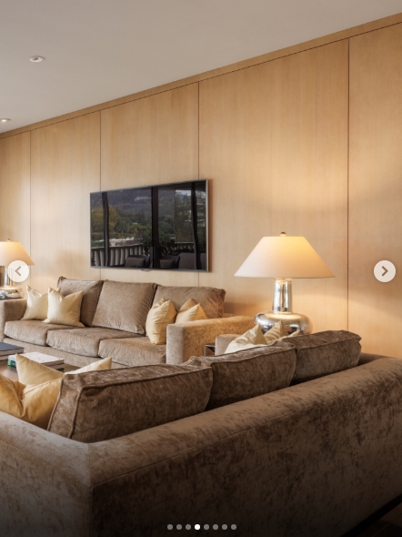 À l'intérieur de l'appartement de Sharon et Ozzy Osbourne à Sierra Towers, tiré d'une publication datée du 10 novembre 2025. | Source : Instagram/carolwoodrealestate