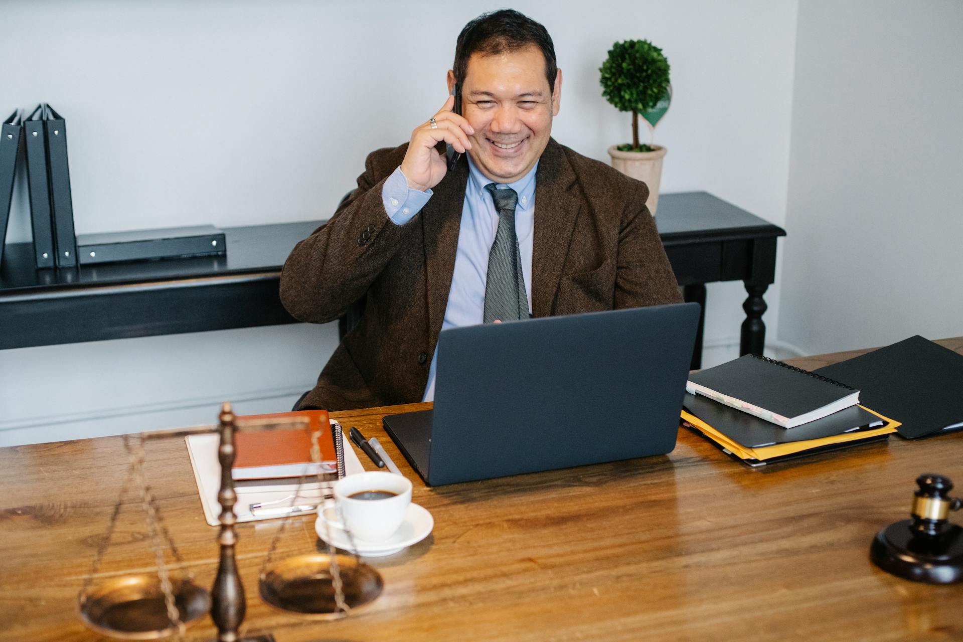 Un avocat en train de parler au téléphone | Source : Pexels