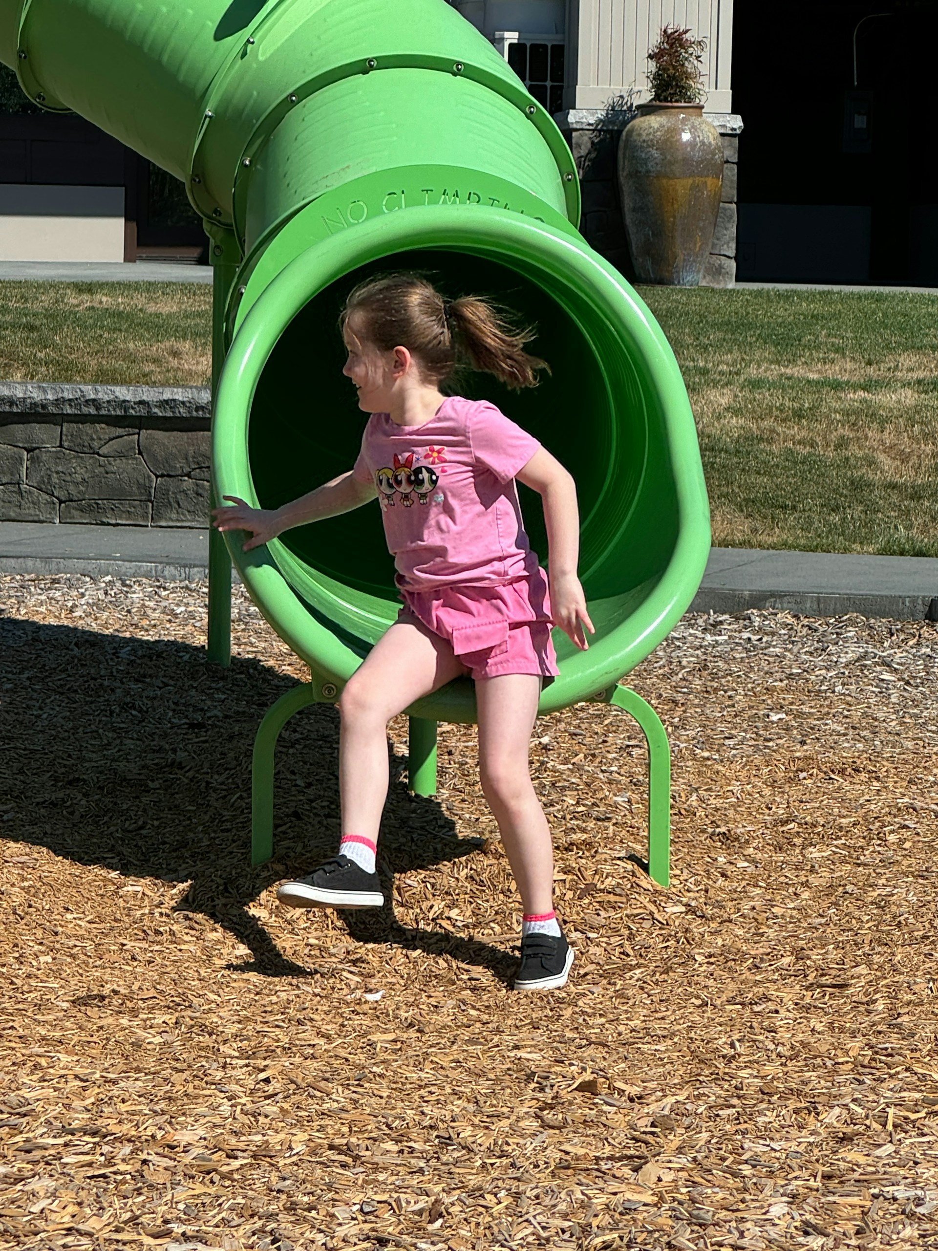 Une fille debout près d'un toboggan | Source : Unsplash
