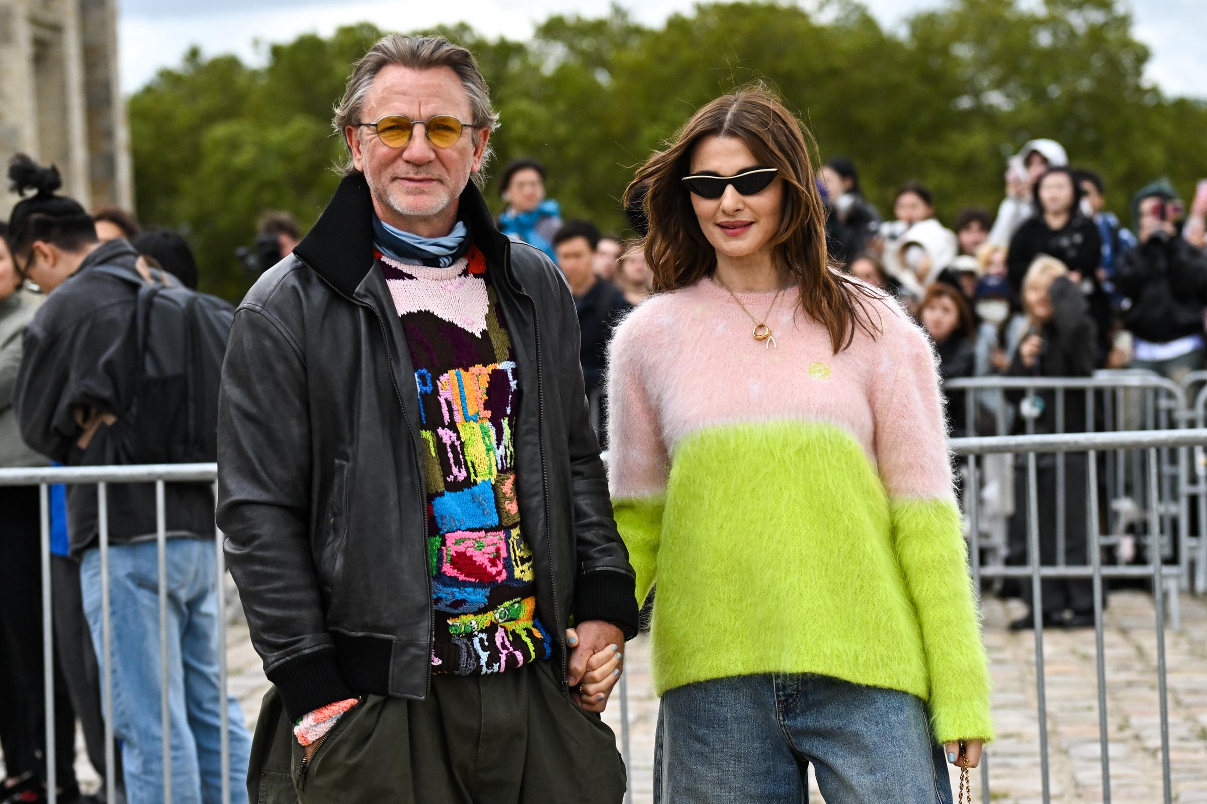 Daniel Craig et Rachel Weisz au défilé Loewe Paris Womenswear printemps-été 2025 dans le cadre de la Fashion Week de Paris, le 27 septembre 2024, en France. | Source : Getty Images