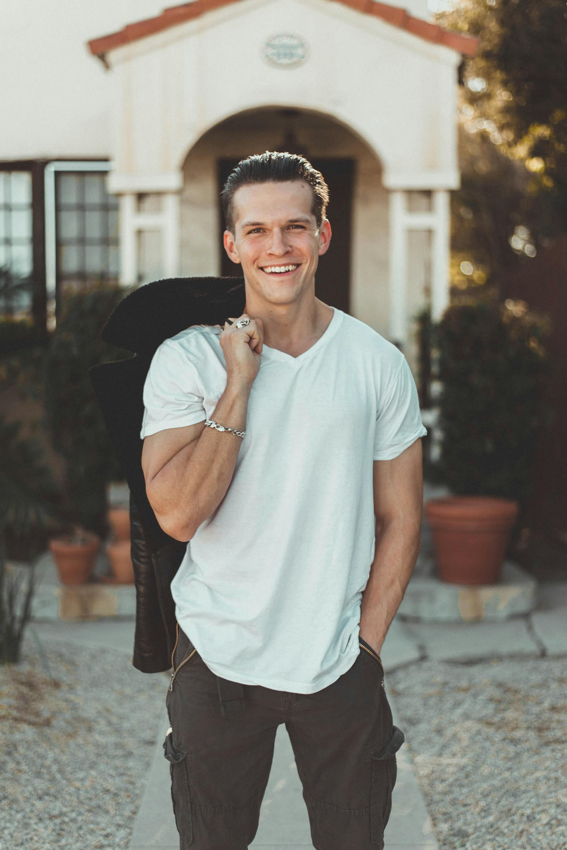 Un homme souriant dans son jardin | Source : Pexels
