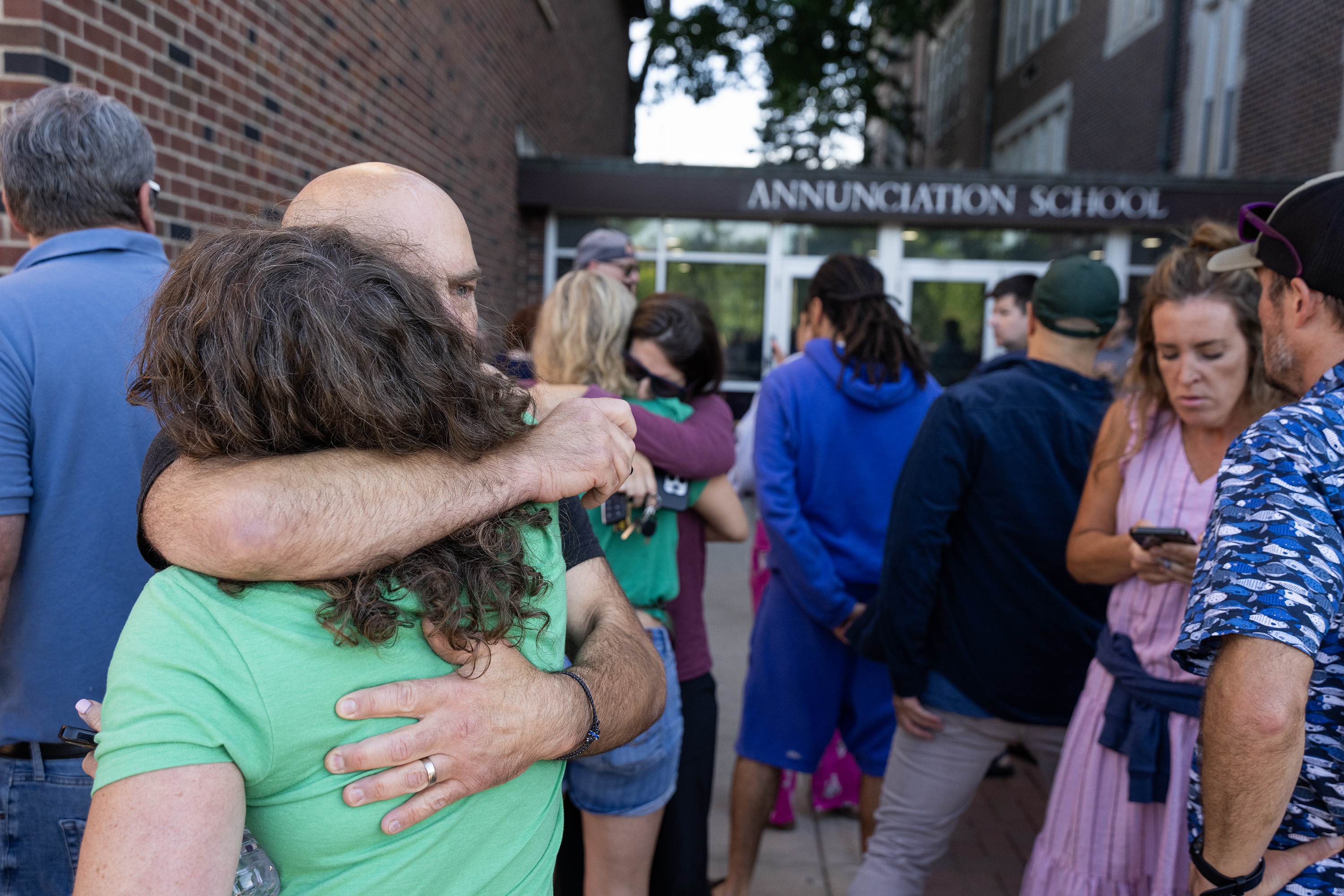 Des parents à l'école de l'Annonciation à Minneapolis, dans le Minnesota, le 27 août 2025. | Source : Getty Images
