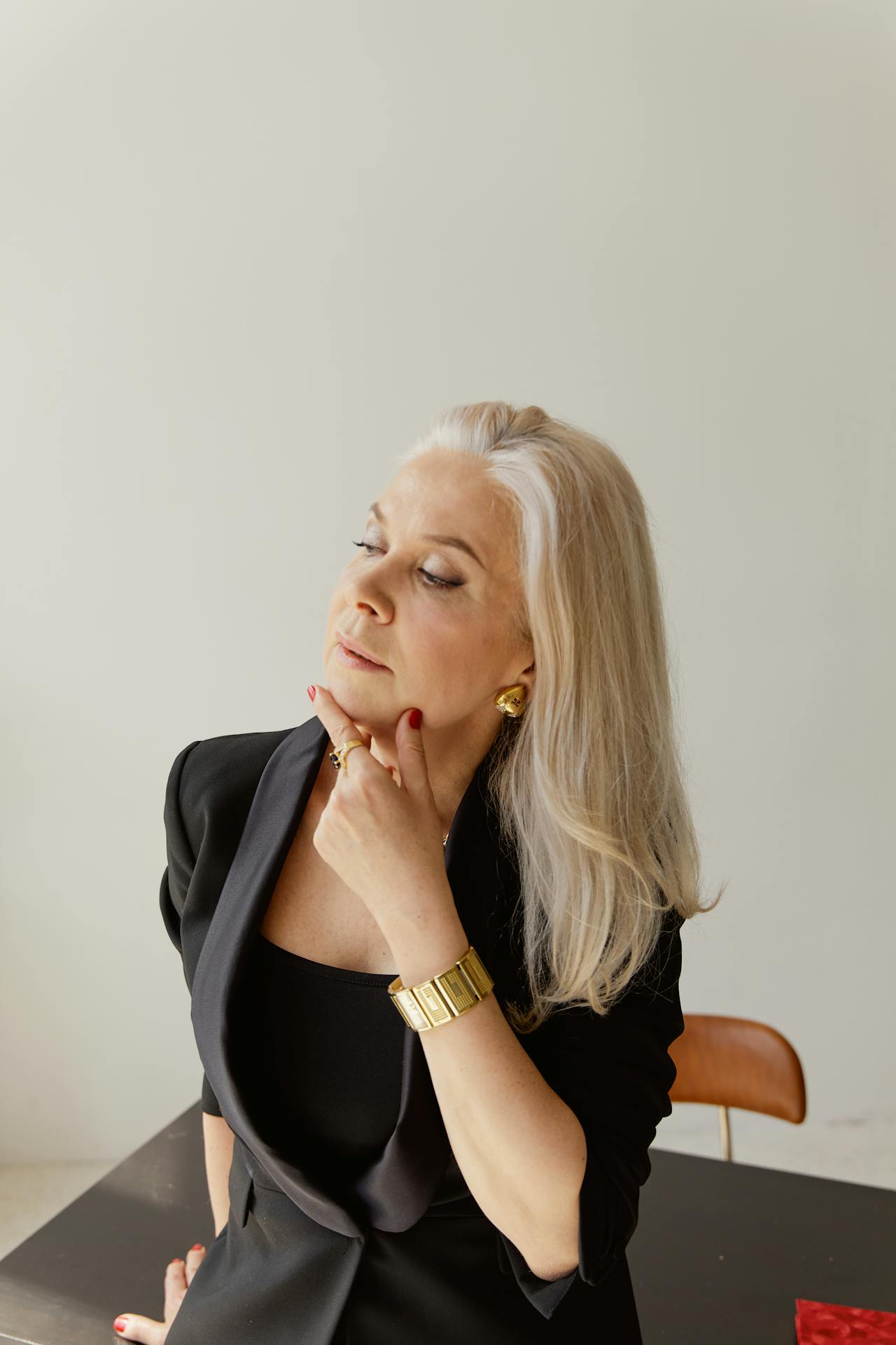 Une femme âgée appuyée sur un bureau | Source : Pexels