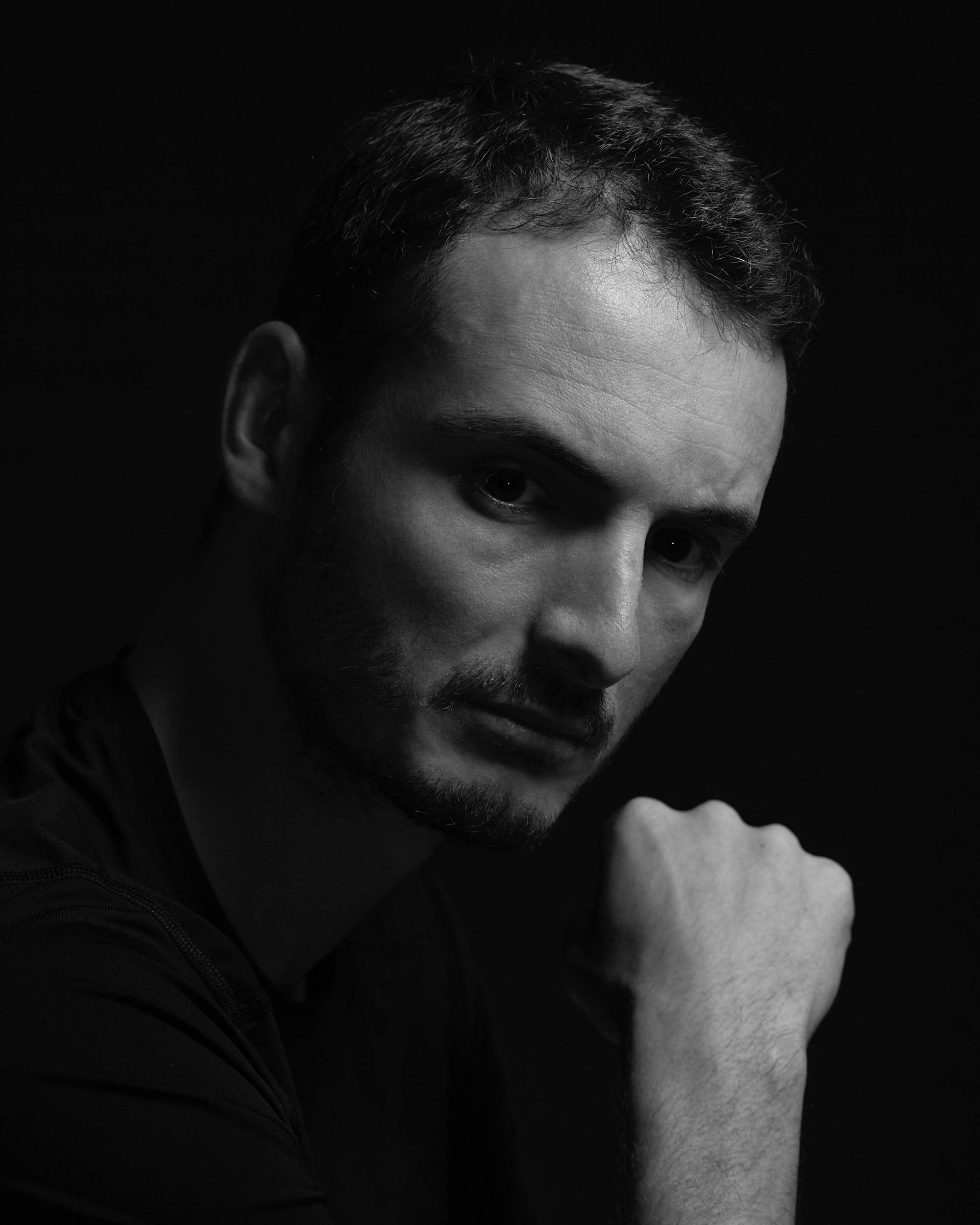 Un bel homme avec une barbe | Source : Pexels