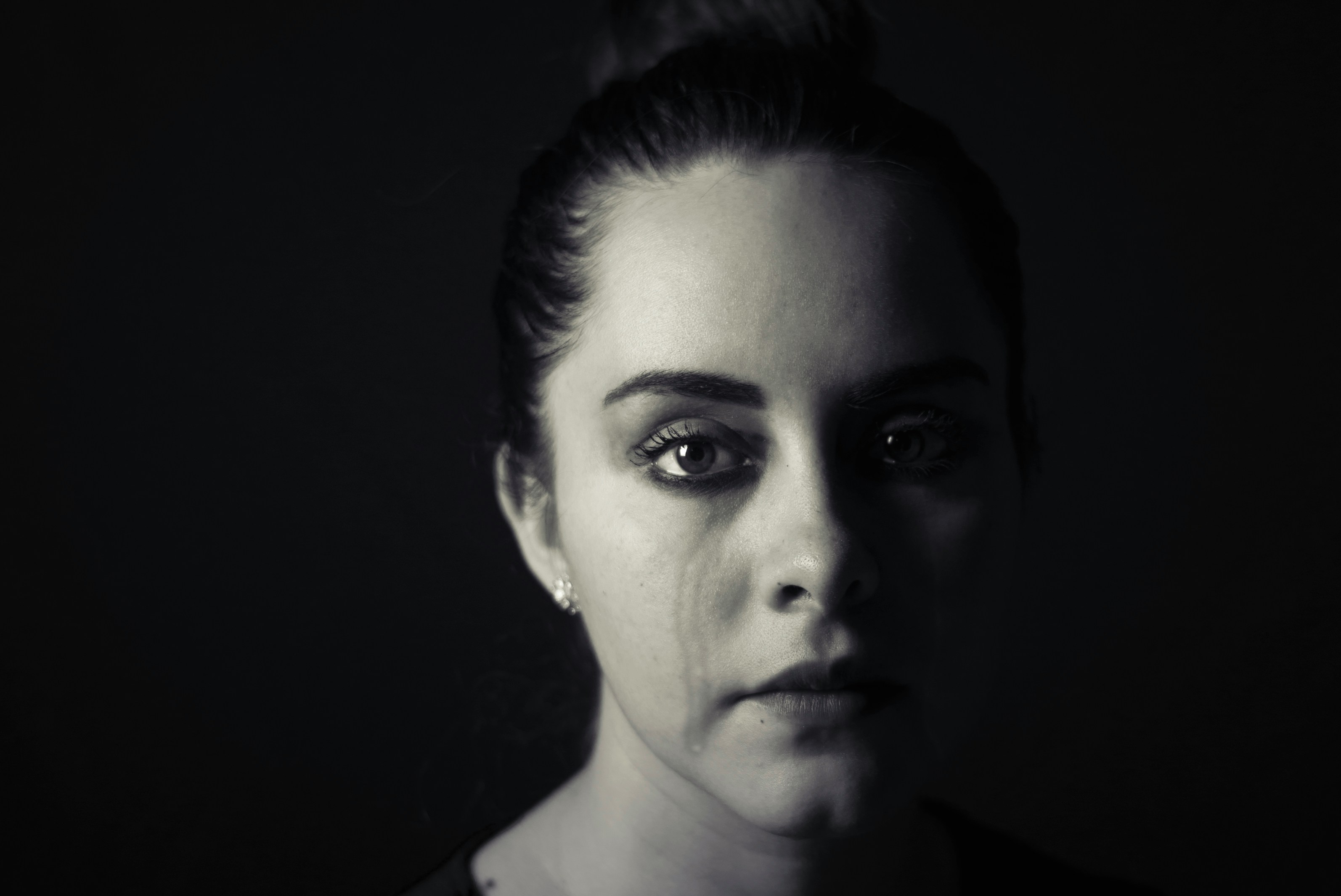 Gros plan sur une femme qui pleure | Source : Unsplash