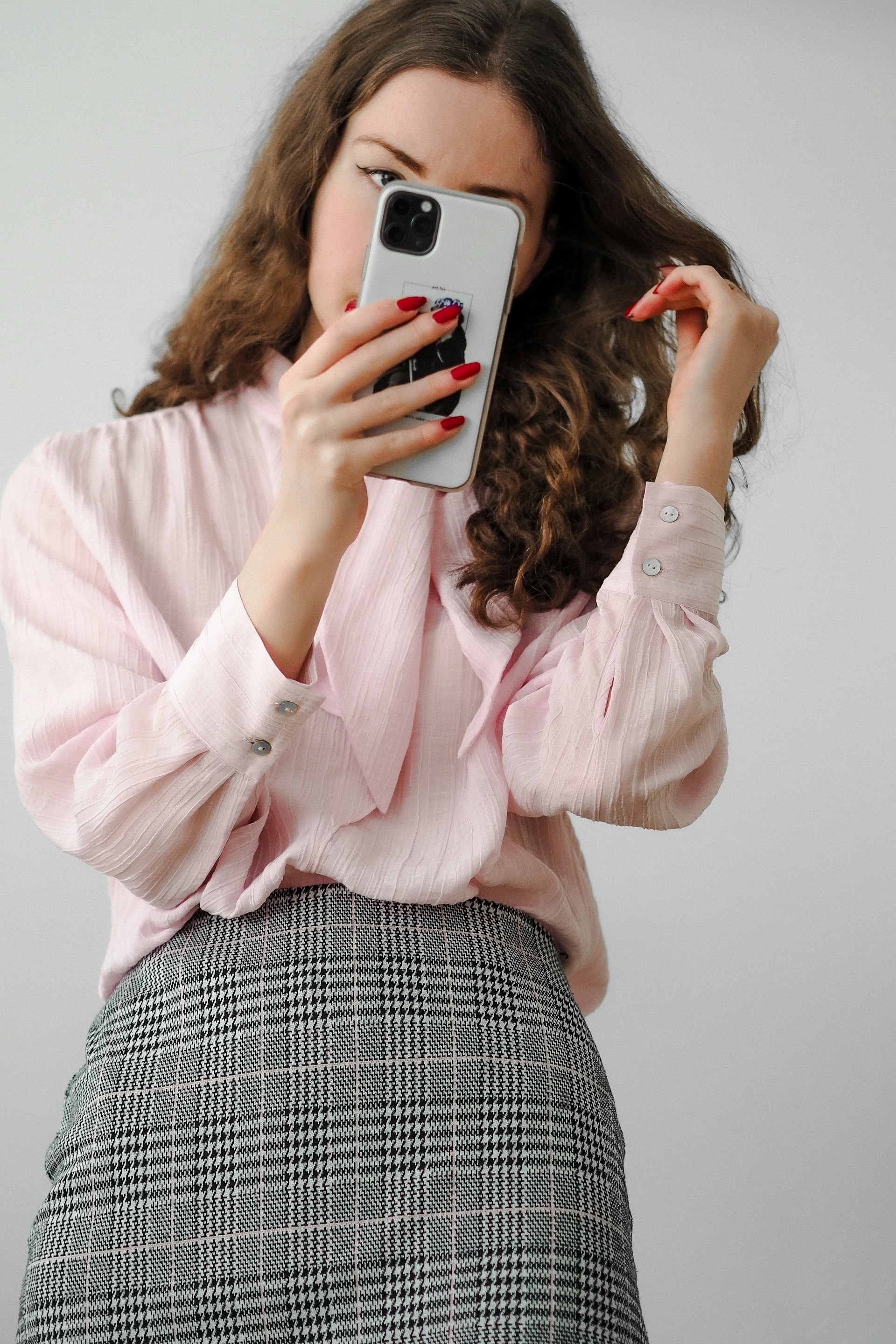Une femme qui regarde son téléphone | Source : Unsplash