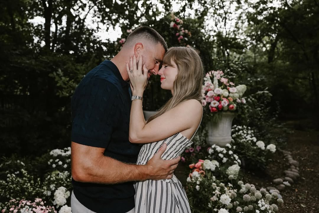 Taylor Swift et Travis Kelce s'embrassant après s'être fiancés, extrait de son post daté du 26 août 2025 | Source : Instagram/taylorswift