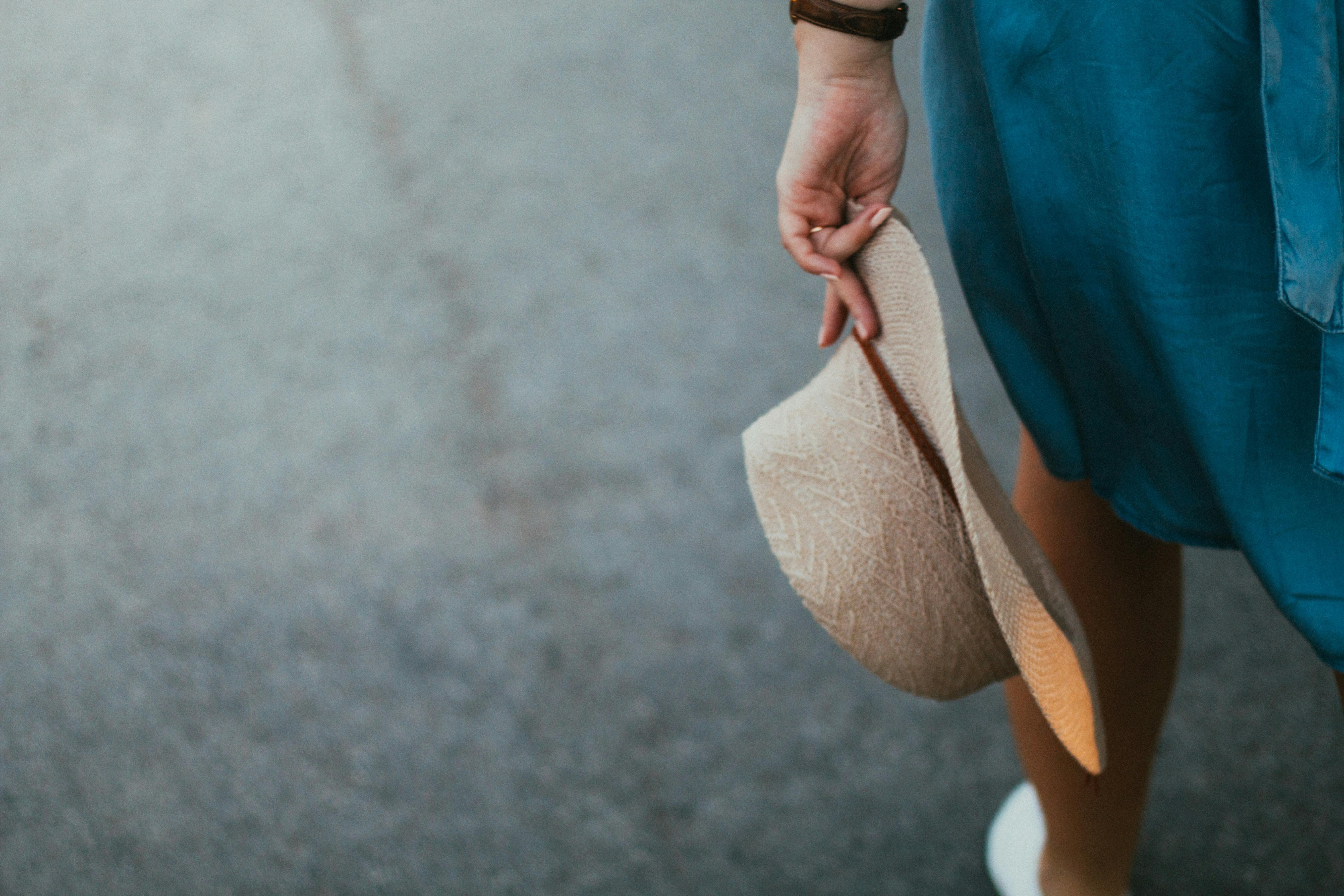 Une femme qui marche | Source : Pexels