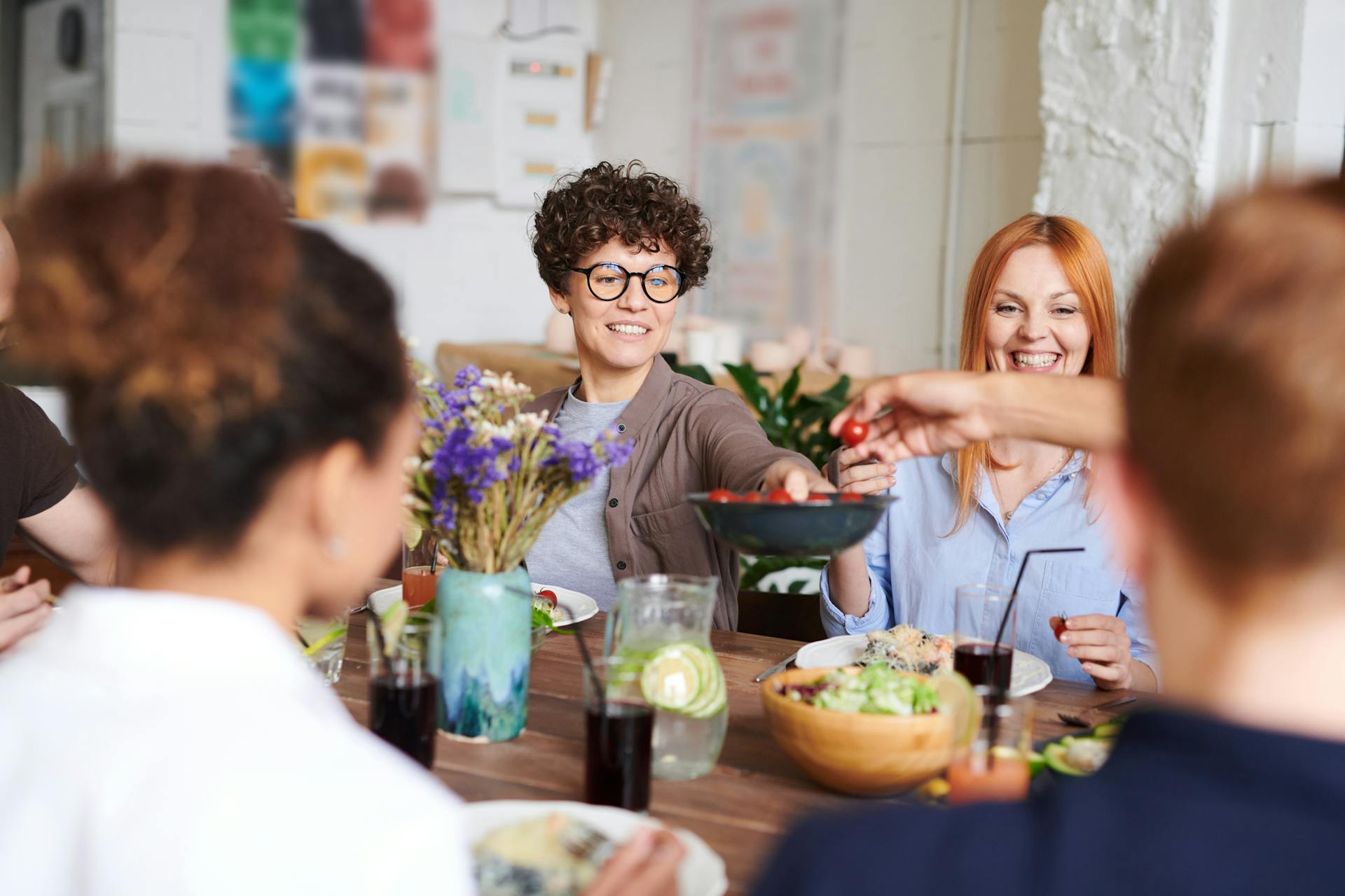 Des personnes assises à une table | Source : Pexels