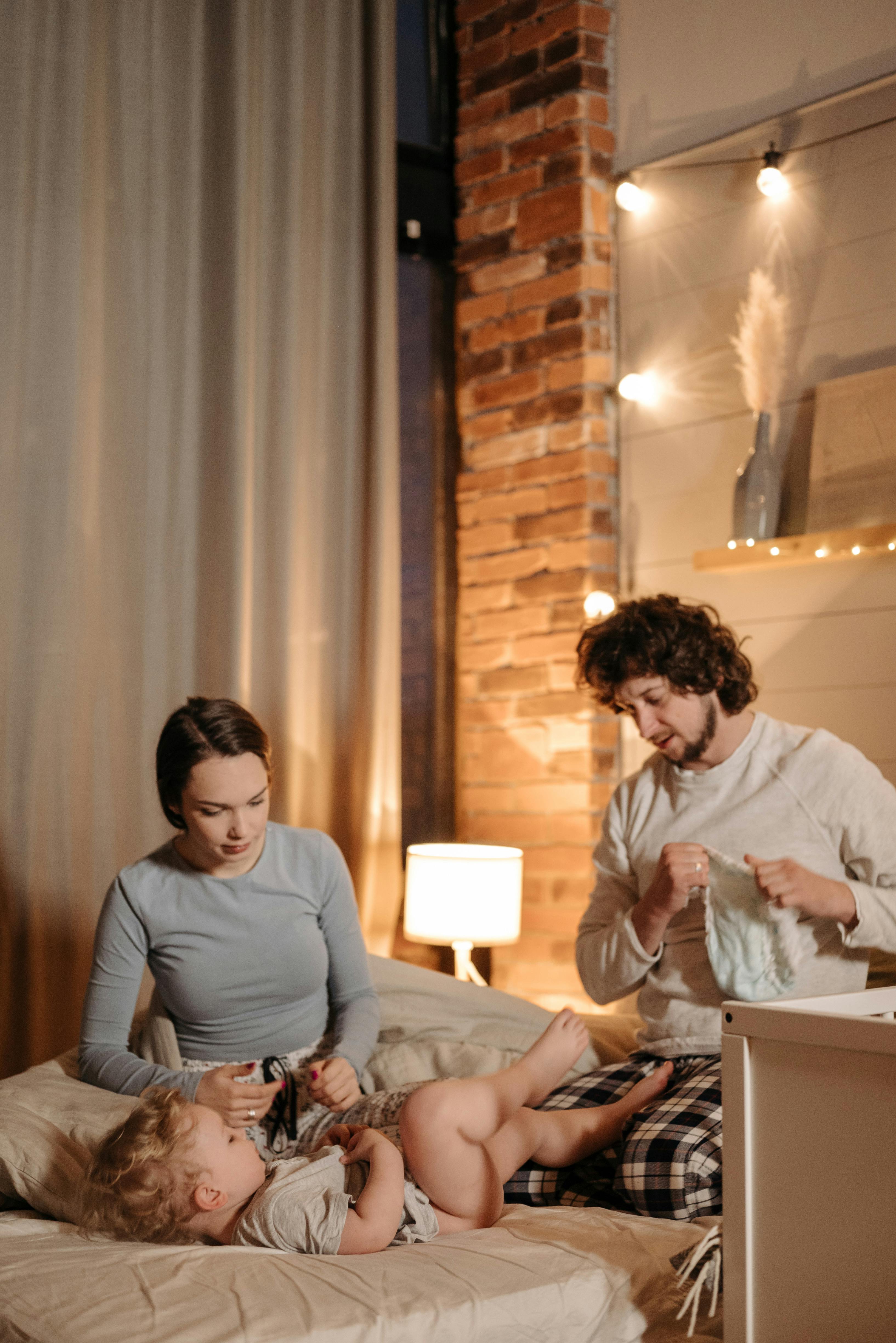 Un couple avec son enfant | Source : Pexels