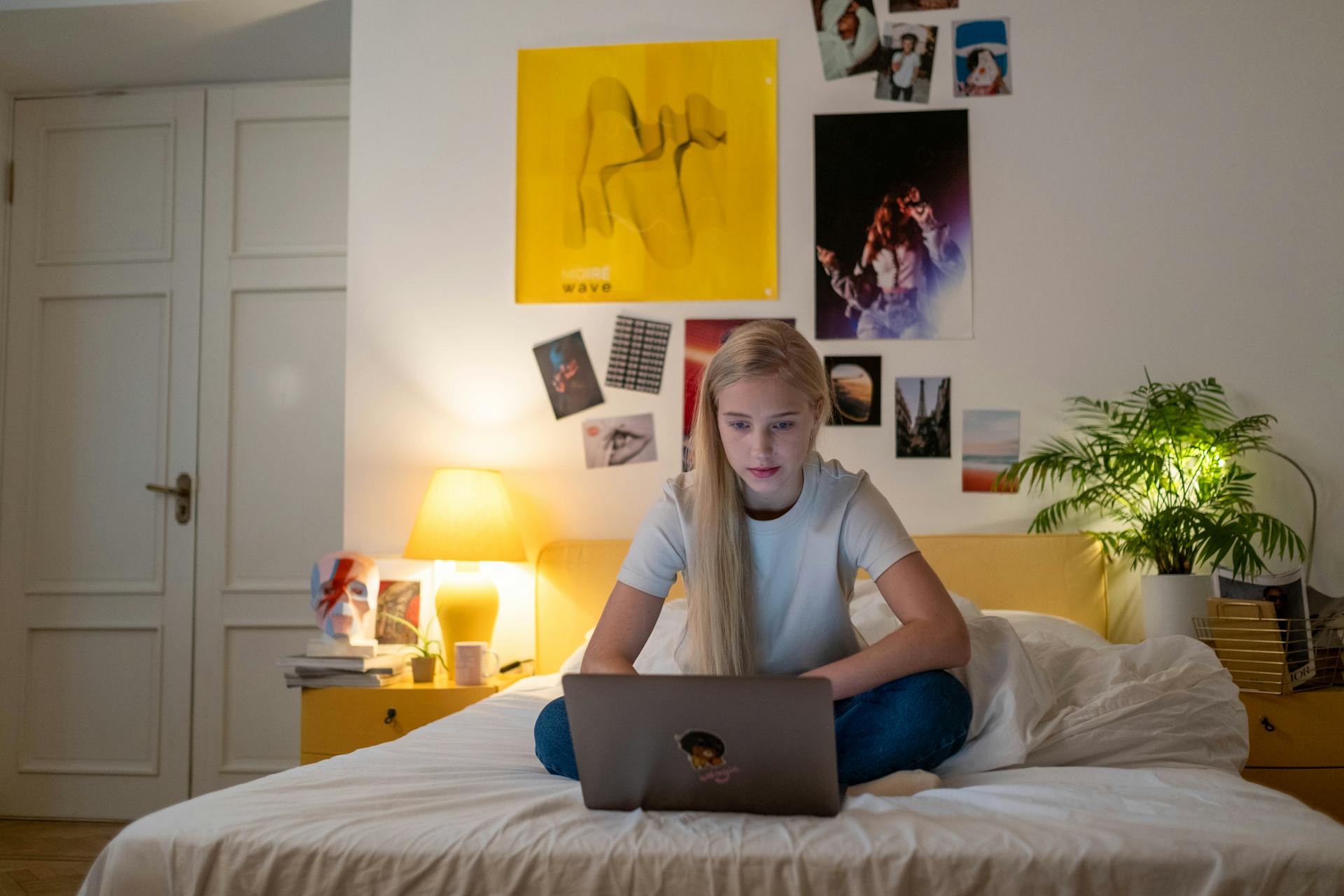 Une adolescente sur son ordinateur portable | Source : Pexels