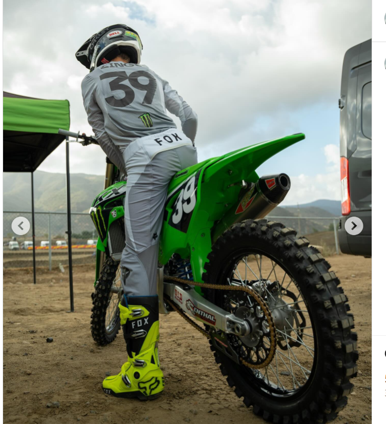 Aidan Zingg sur son vélo de terre alors qu'il révèle que son nouvel équipement provient de Fox Racing, extrait d'un post daté du 30 octobre 2024 | Source : Instagram/aidanzingg