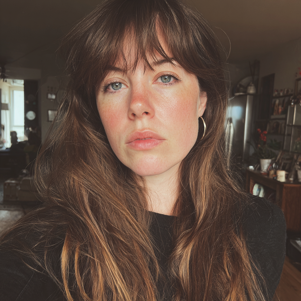 Une femme pensive debout dans un salon | Source : Midjourney