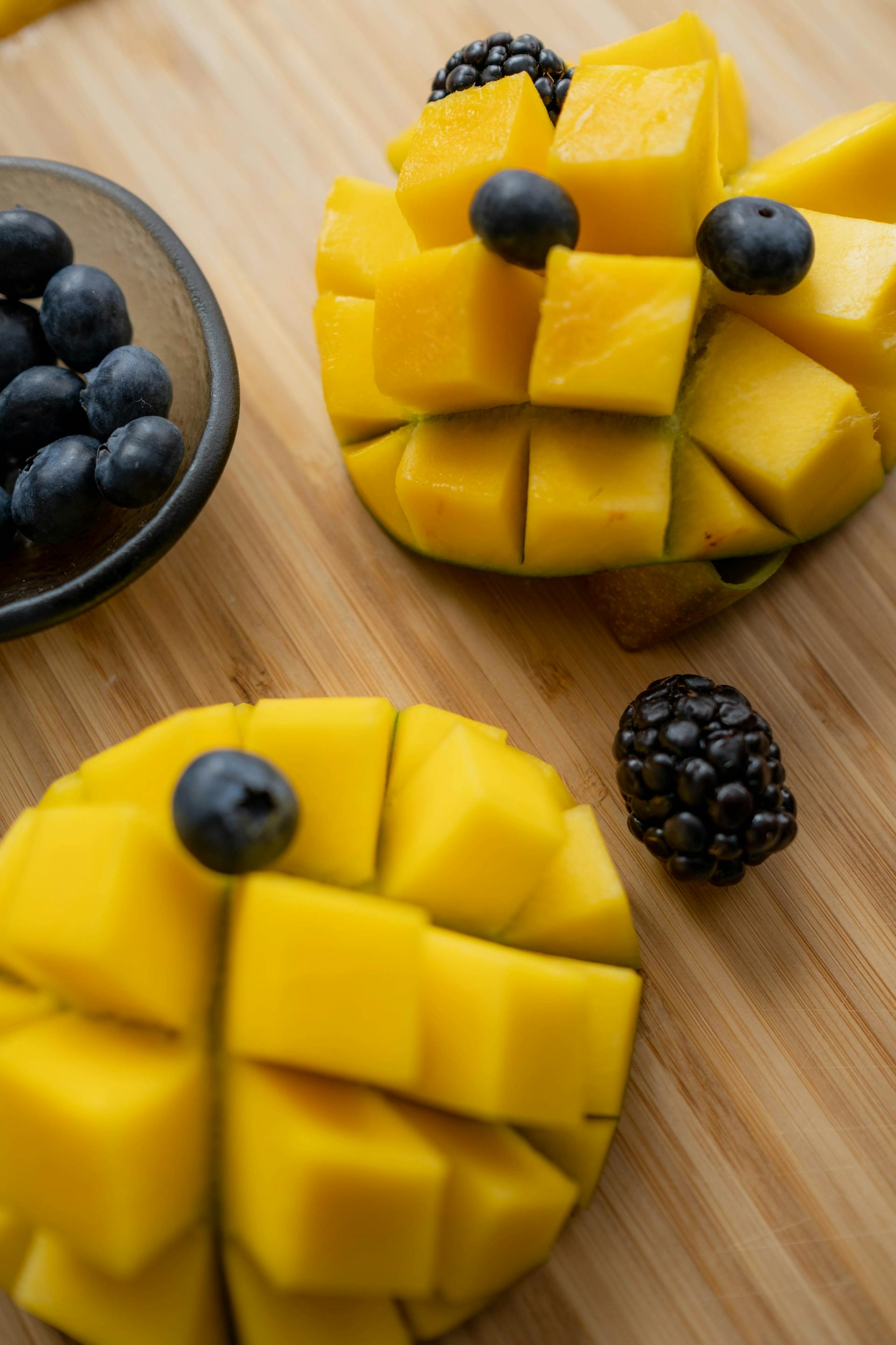 Tranches de mangue avec des baies sur le dessus | Source : Pexels