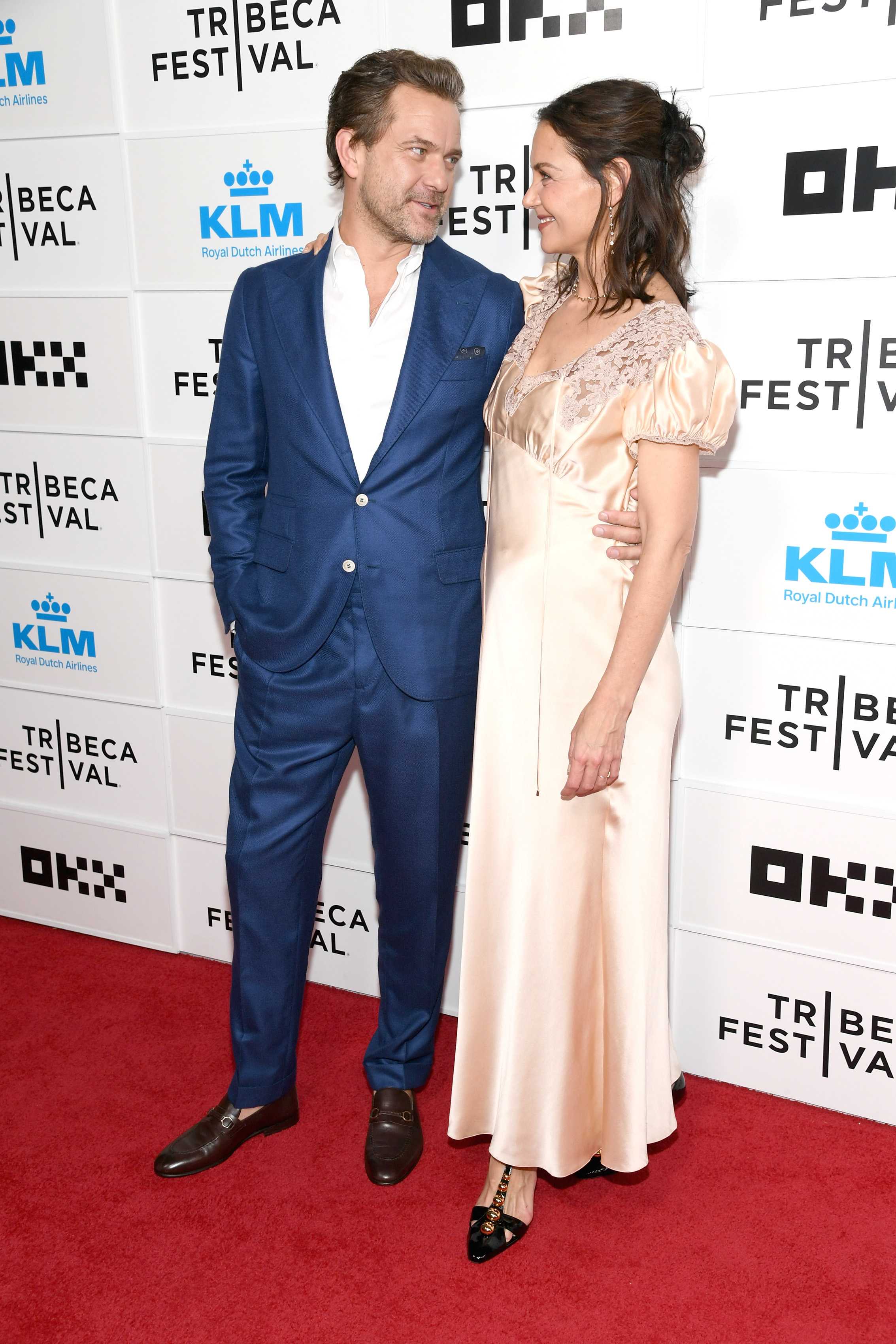 Joshua Jackson et Katie Holmes partagent un moment sur le tapis rouge de la cérémonie de remise des prix.