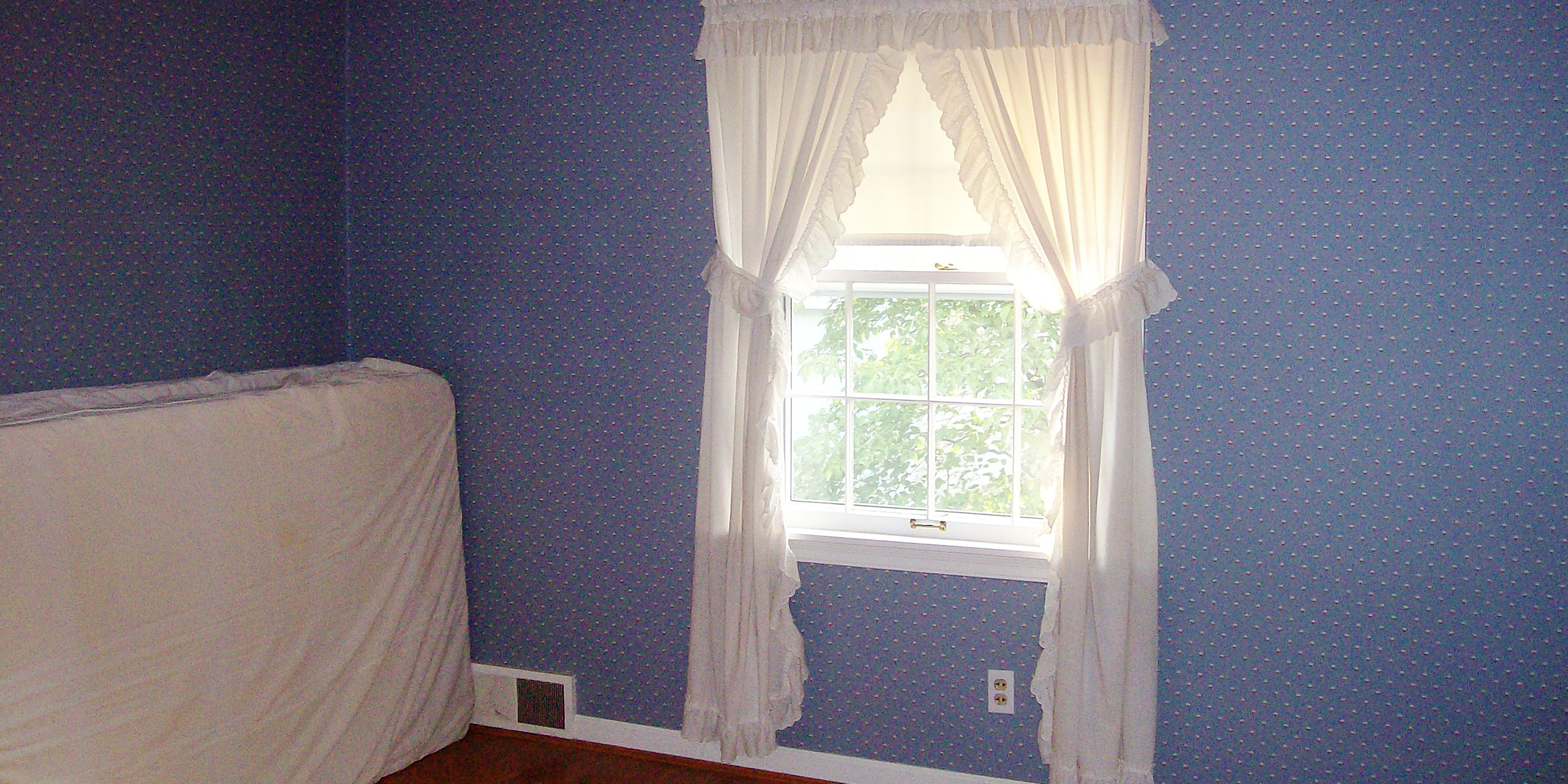Une chambre avec un matelas contre un mur | Source : Flickr