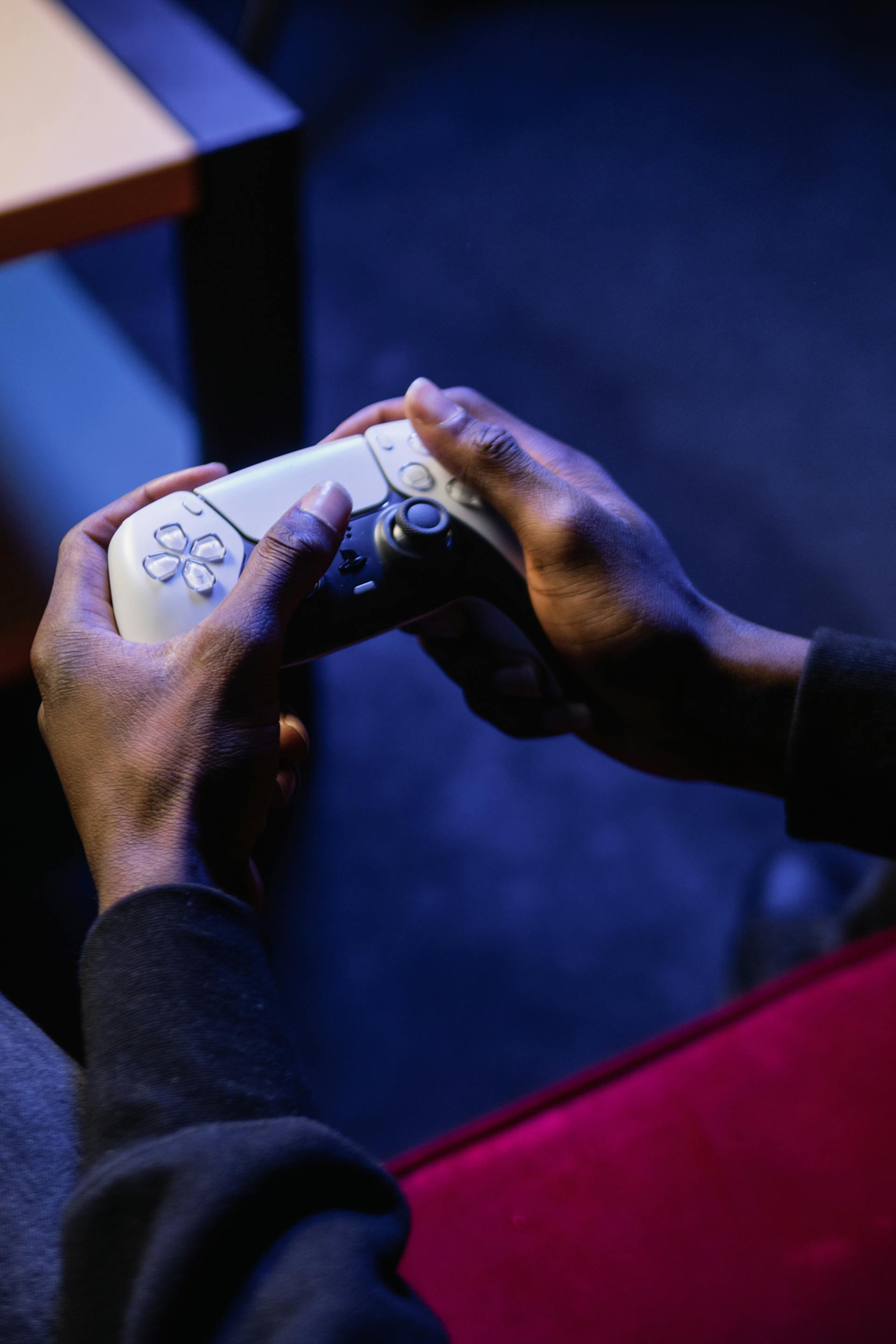 Une personne tenant une manette | Source : Pexels