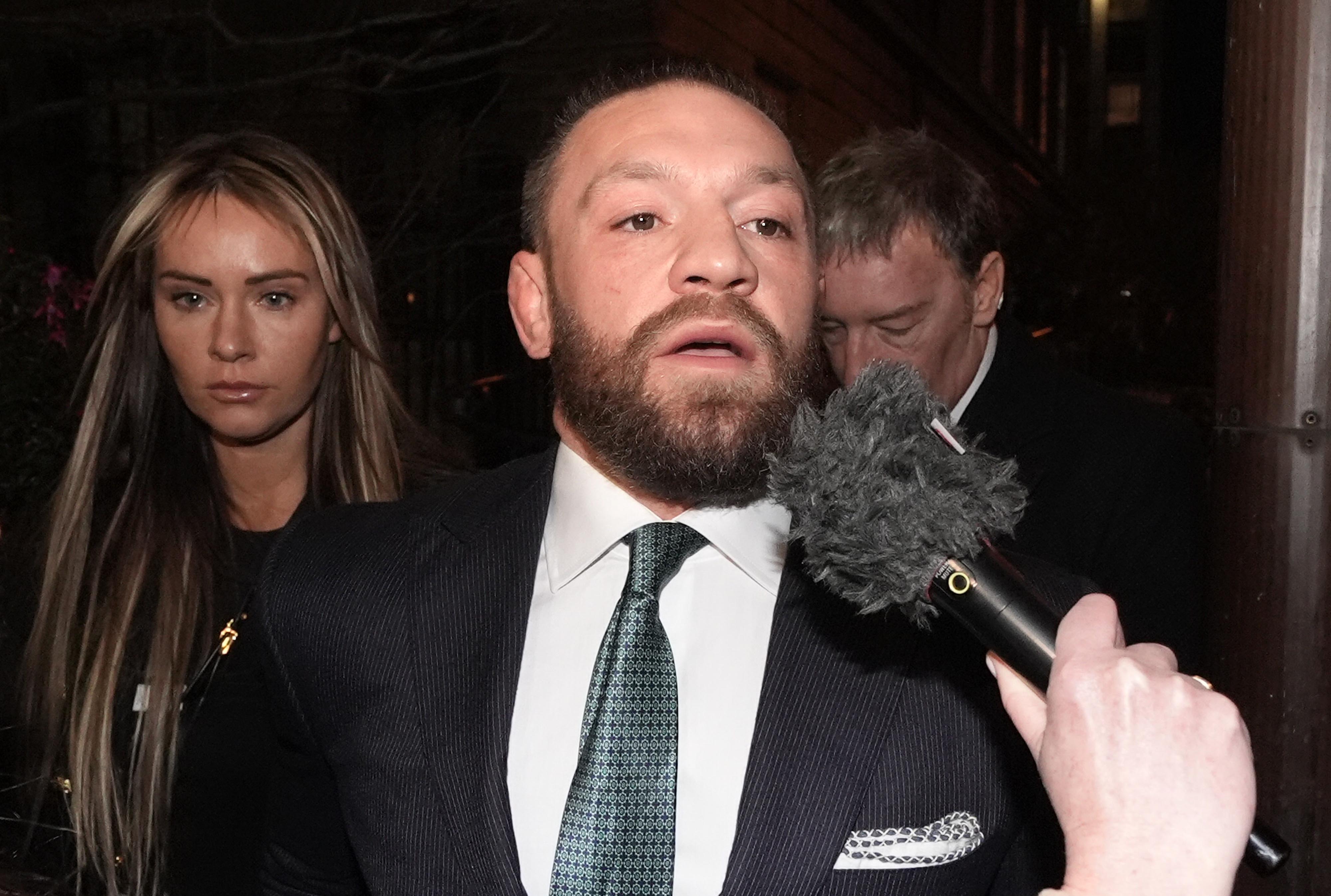 Conor McGregor et sa compagne Dee Devlin quittent la Haute Cour de Dublin après le procès pour dommages corporels intenté contre lui le 22 novembre 2024. | Source : Getty Images