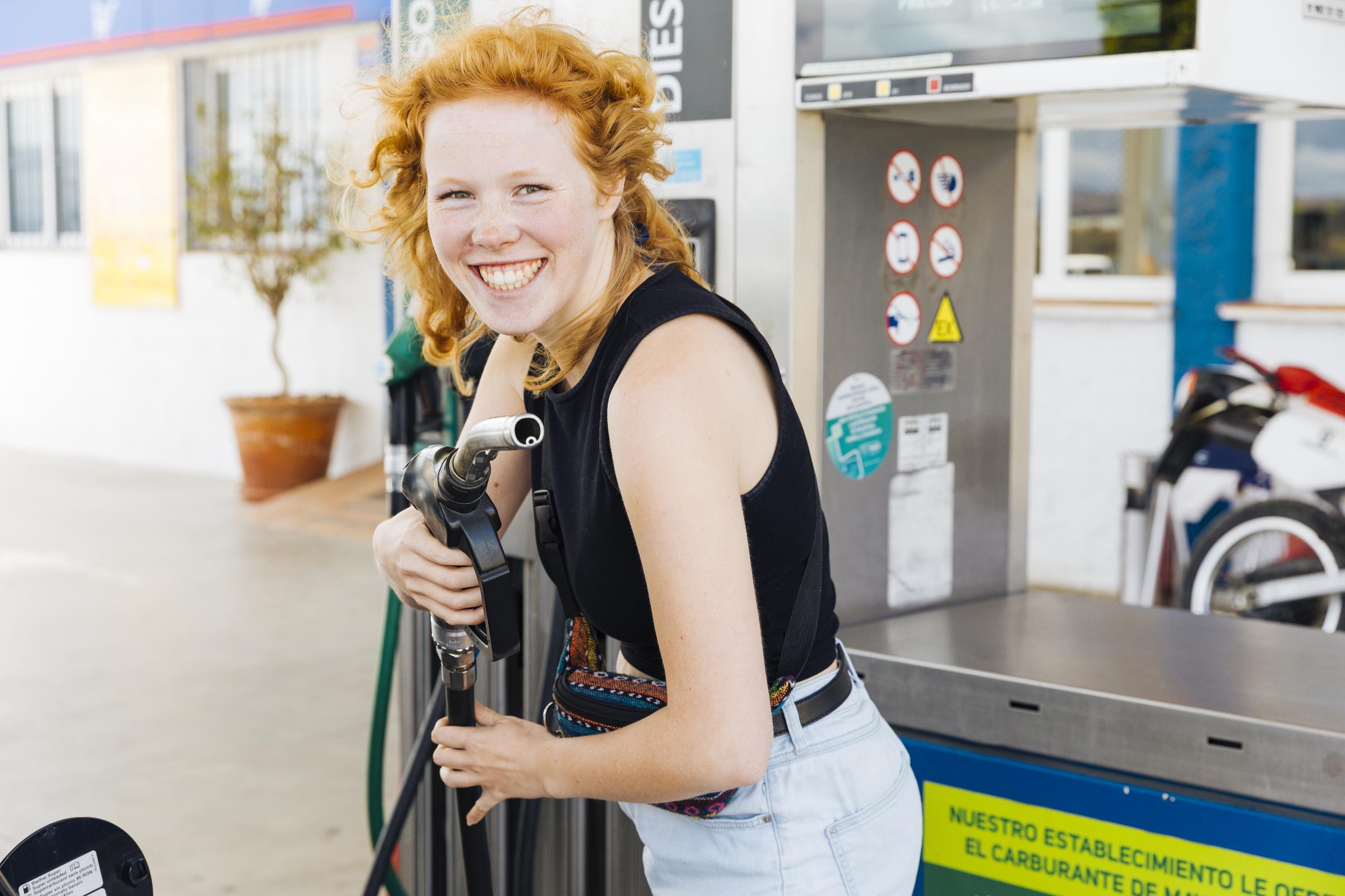 Une femme travaillant dans une station-service | Source : Freepik