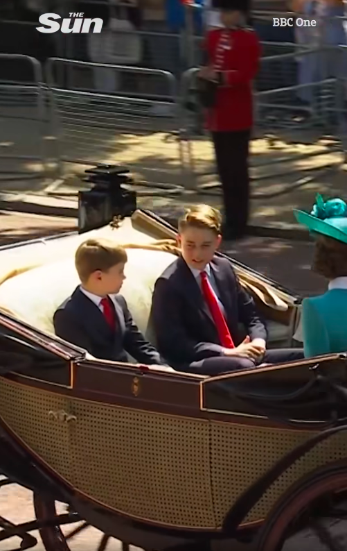 Le prince Louis et le prince George discutent alors qu'ils sont assis en face de la princesse Catherine. | Source : Facebook/The Sun