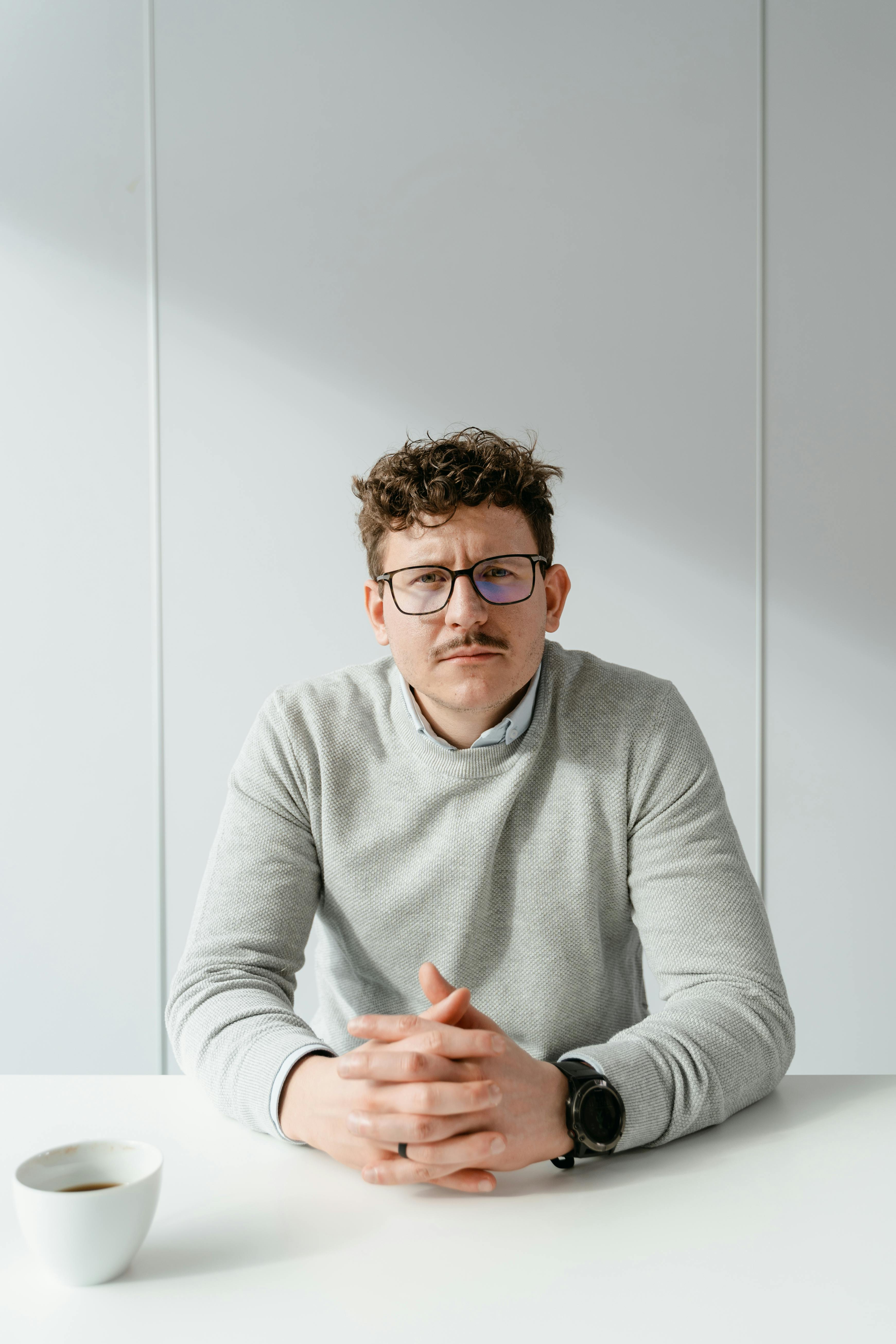 Un homme assis à une table | Source : Pexels