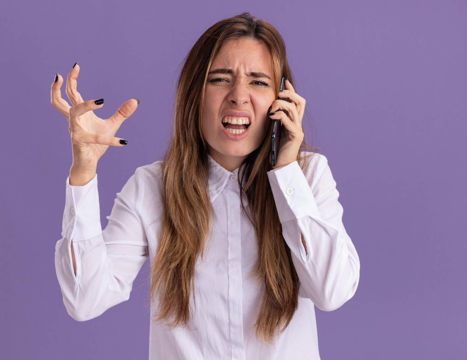 Une femme en colère qui parle au téléphone | Source : Freepik