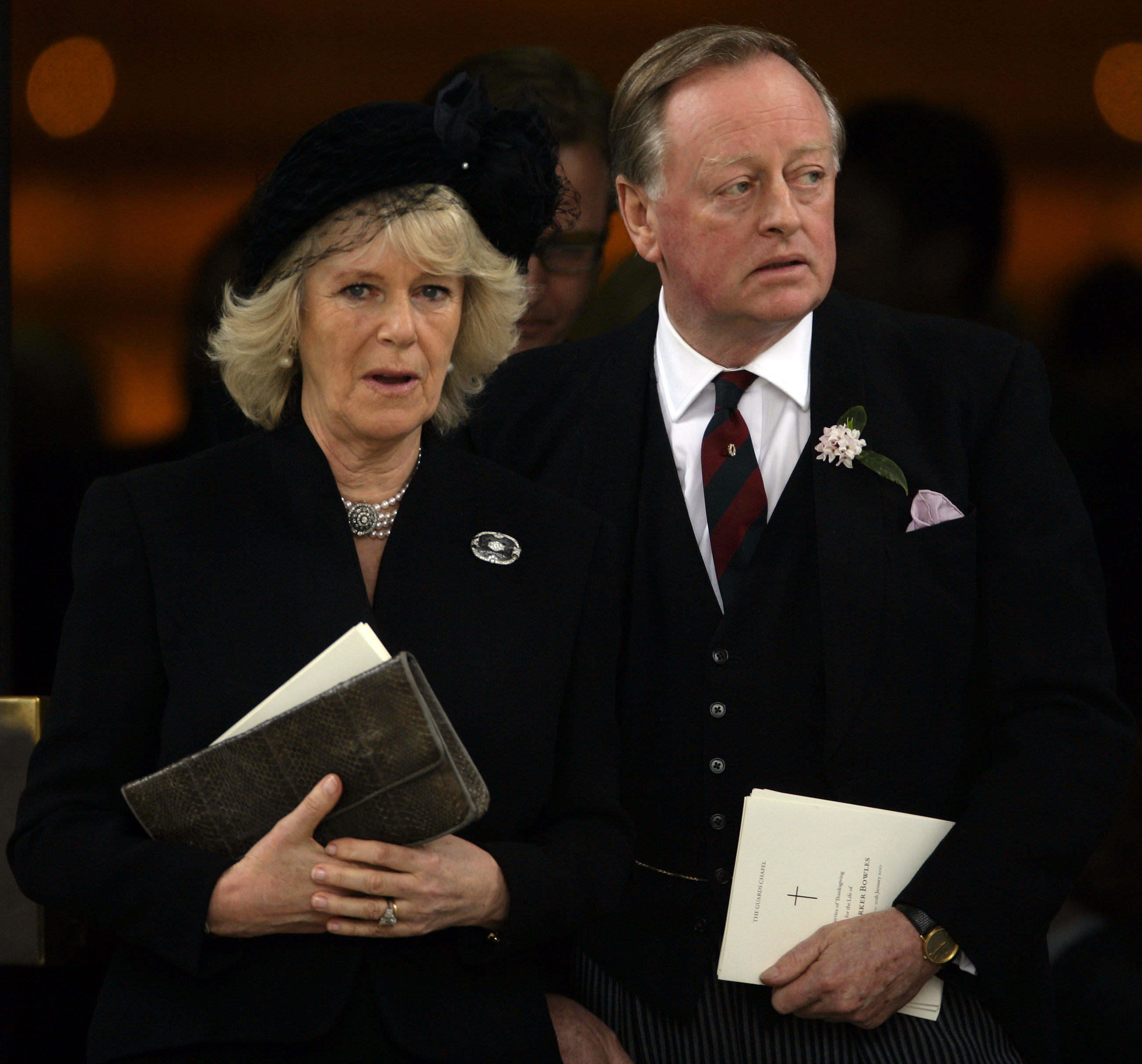 Camilla, duchesse de Cornouailles et Andrew Parker Bowles lors d'un service commémoratif à la Guards Chapel, Wellington Barracks, le 25 mars 2010, à Londres, en Angleterre. | Source : Getty Images